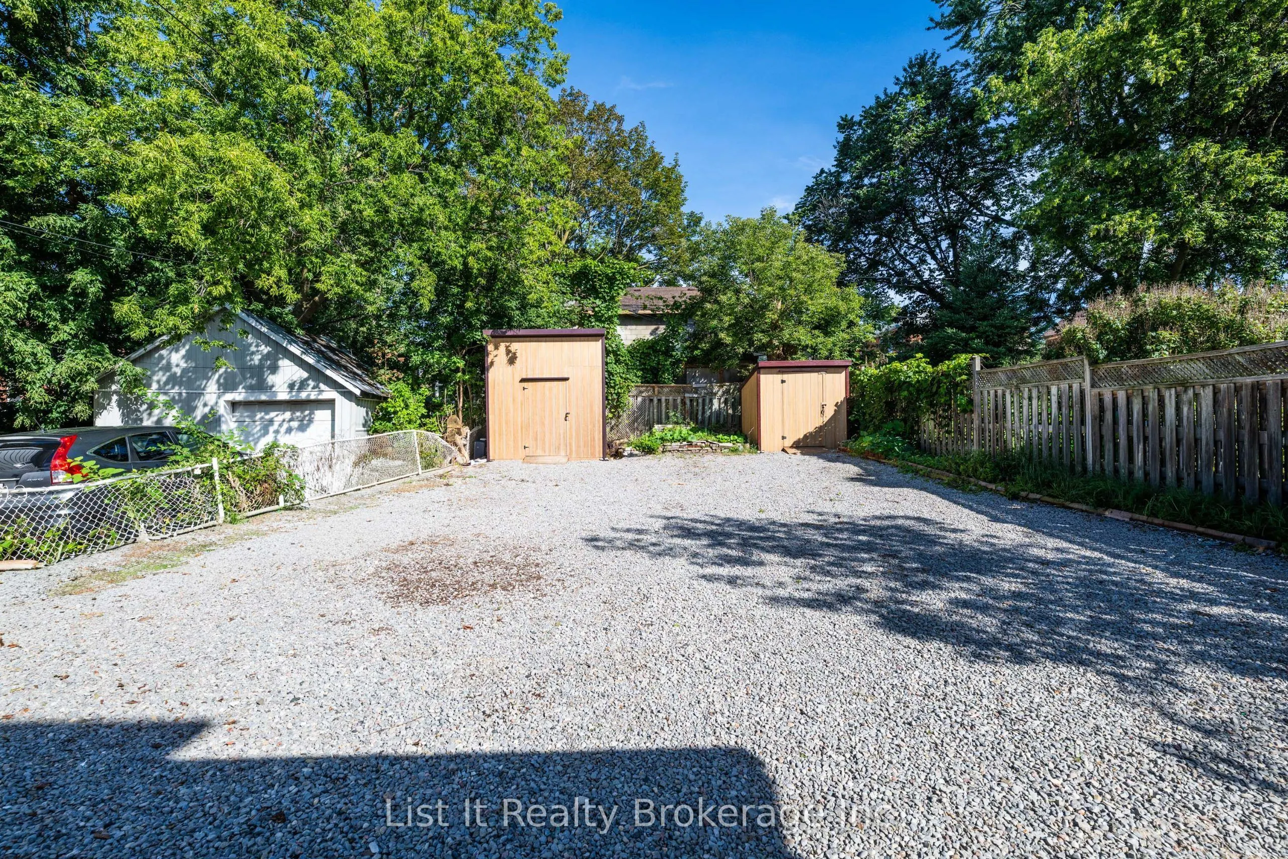 48 Brock Street E