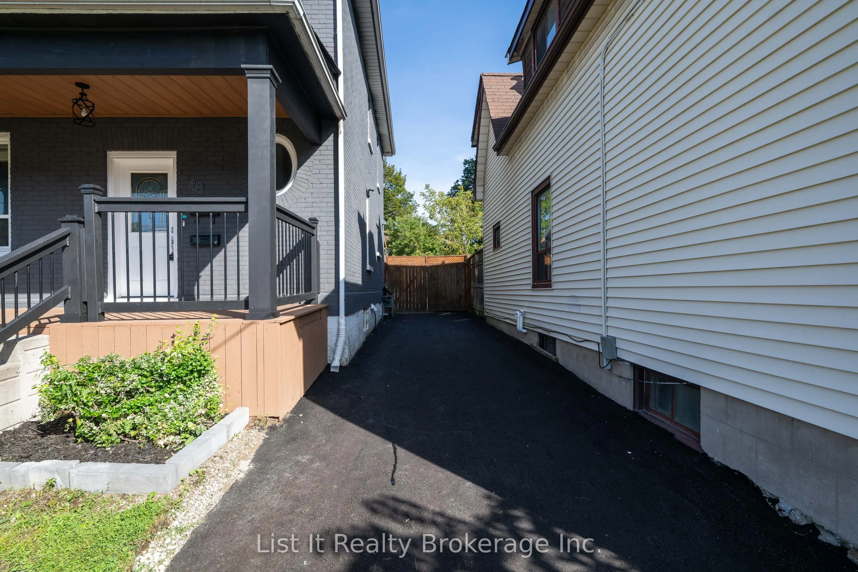 48 Brock Street E