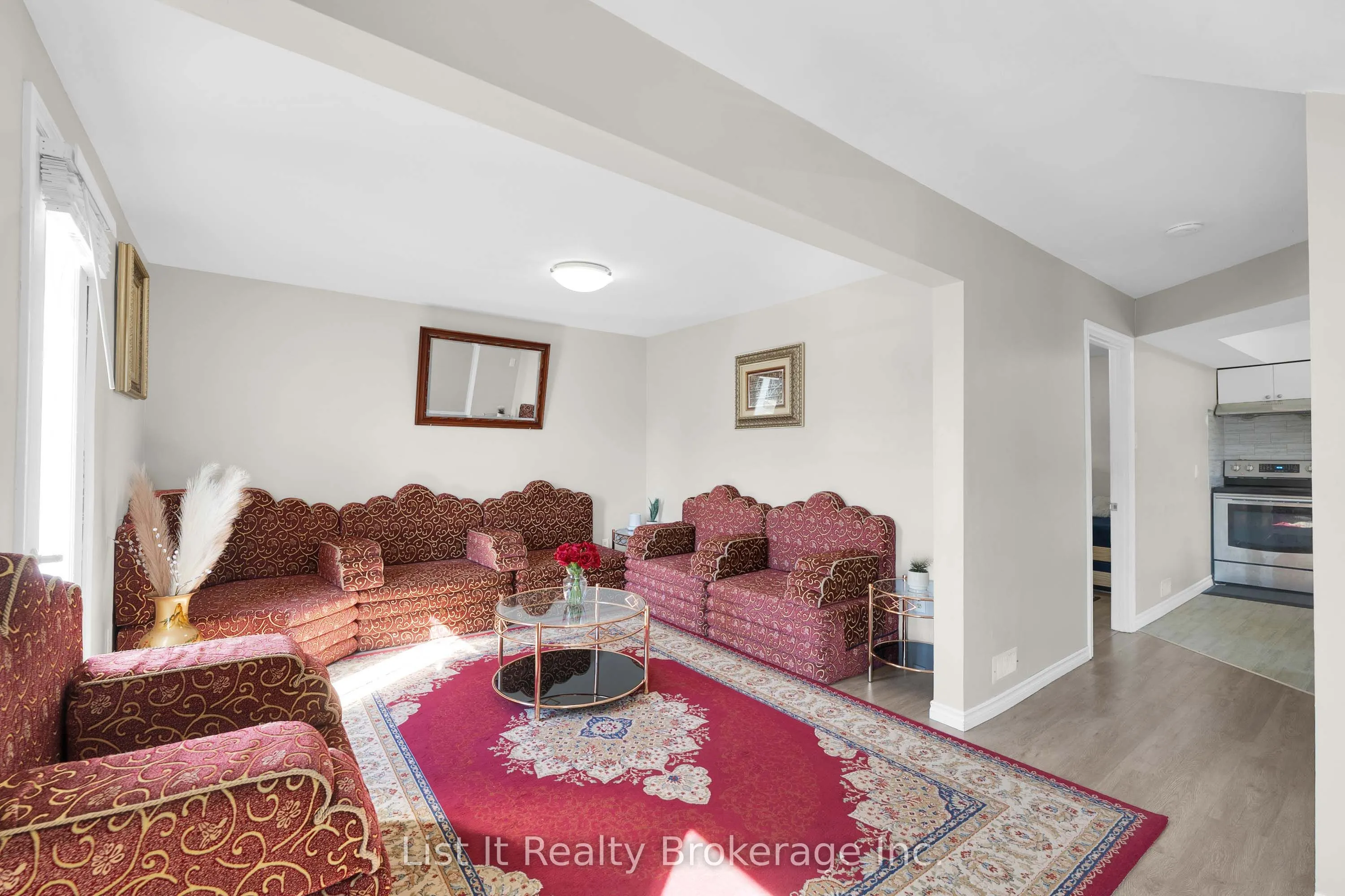 48 Brock Street E