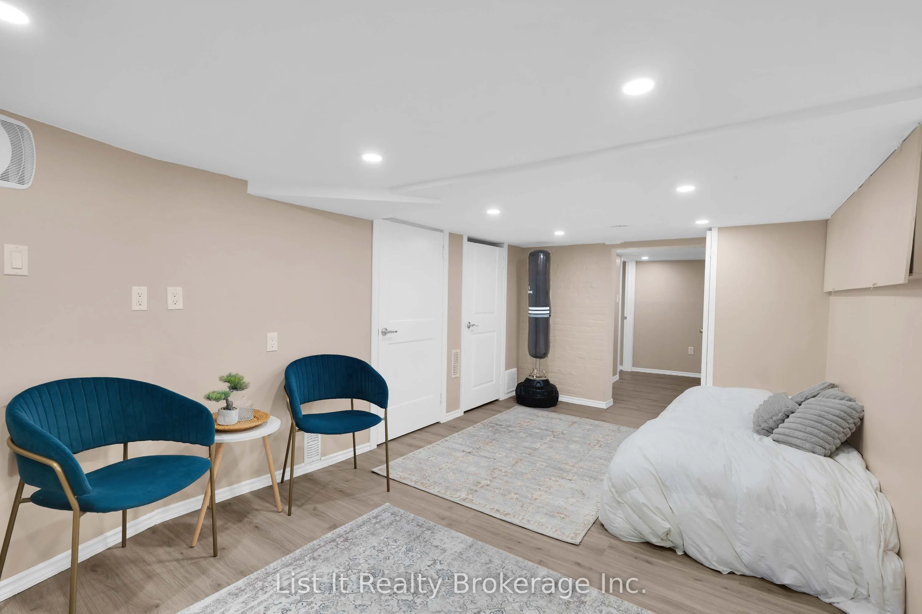 48 Brock Street E