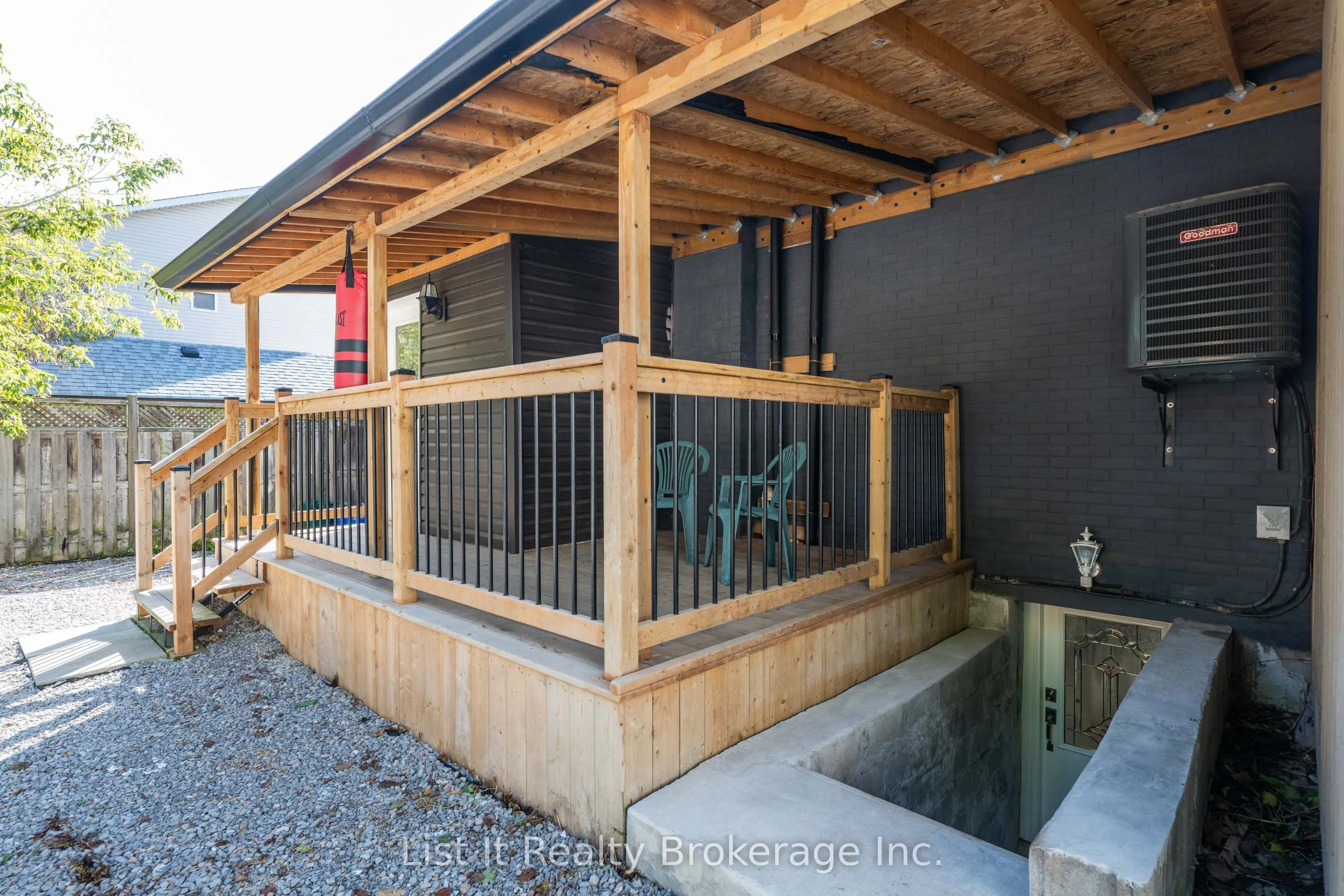 48 Brock Street E