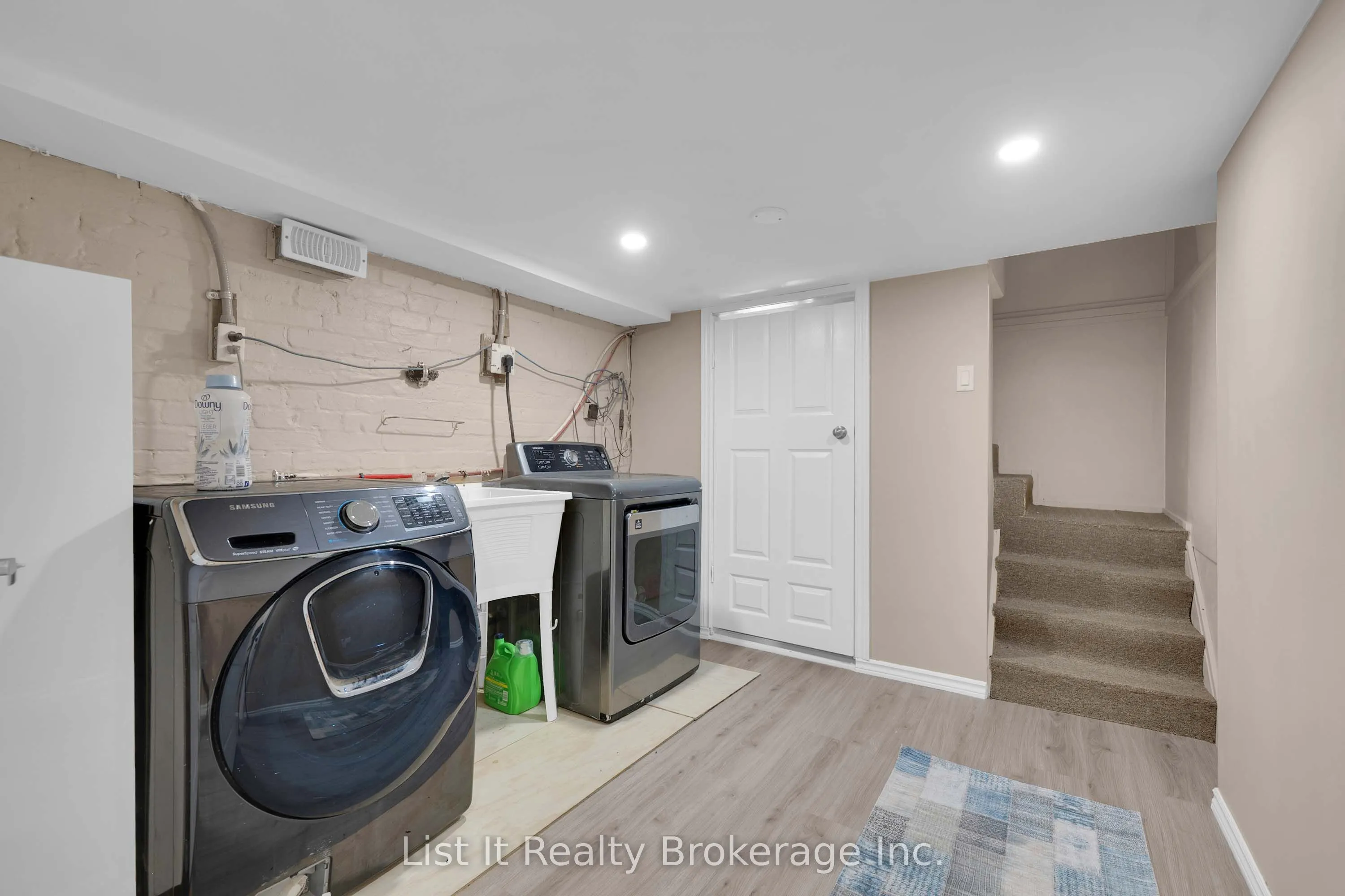48 Brock Street E
