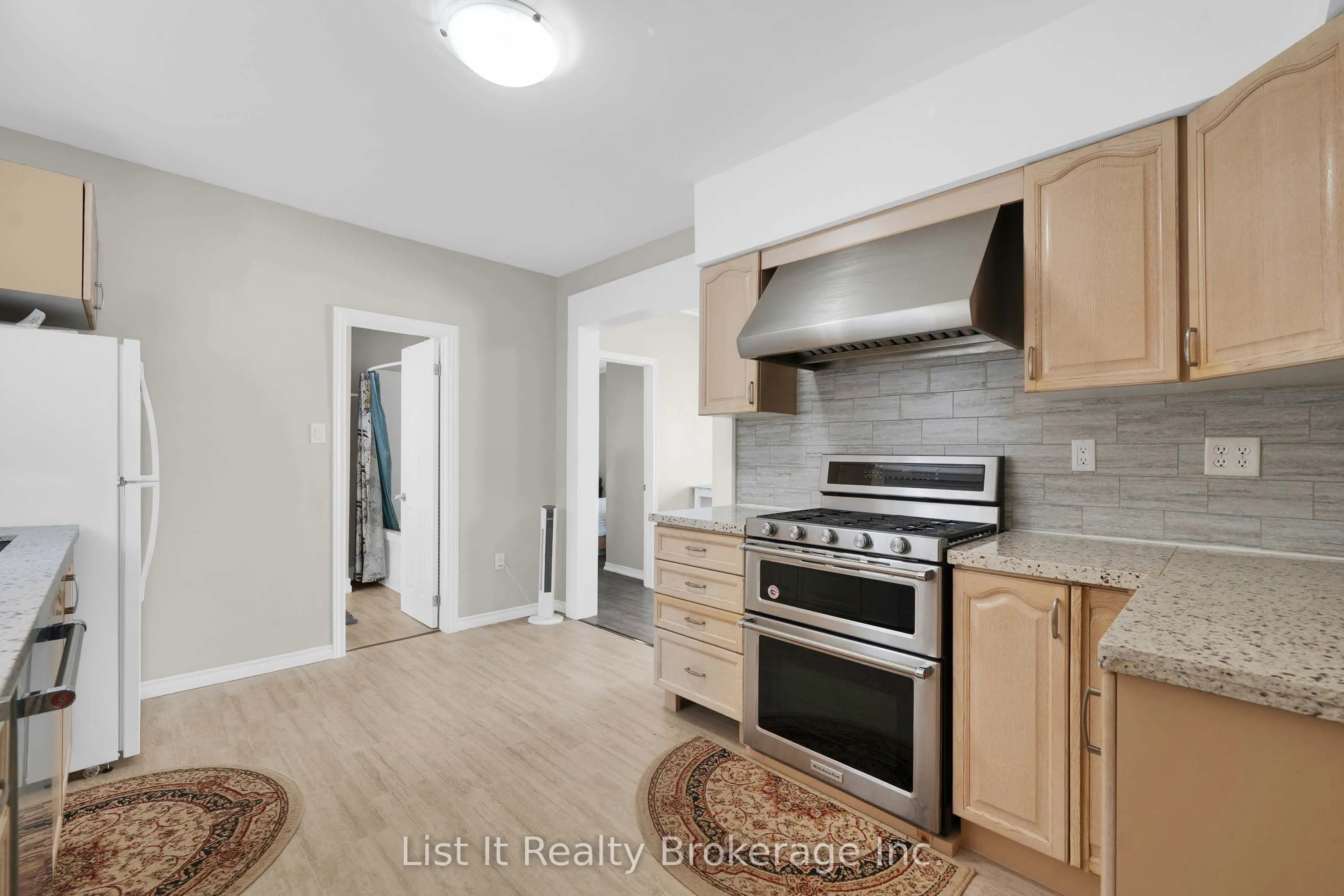 48 Brock Street E