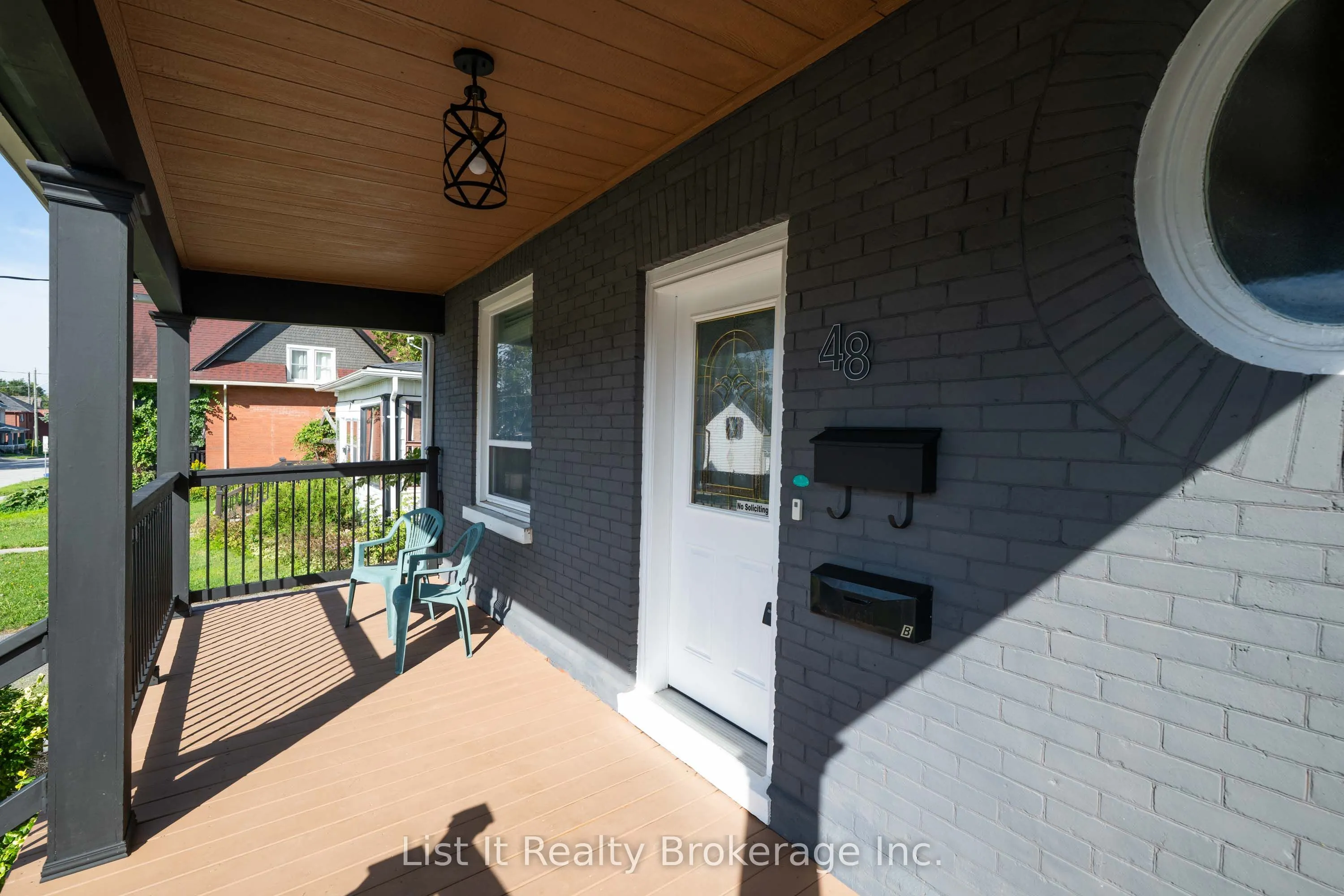 48 Brock Street E