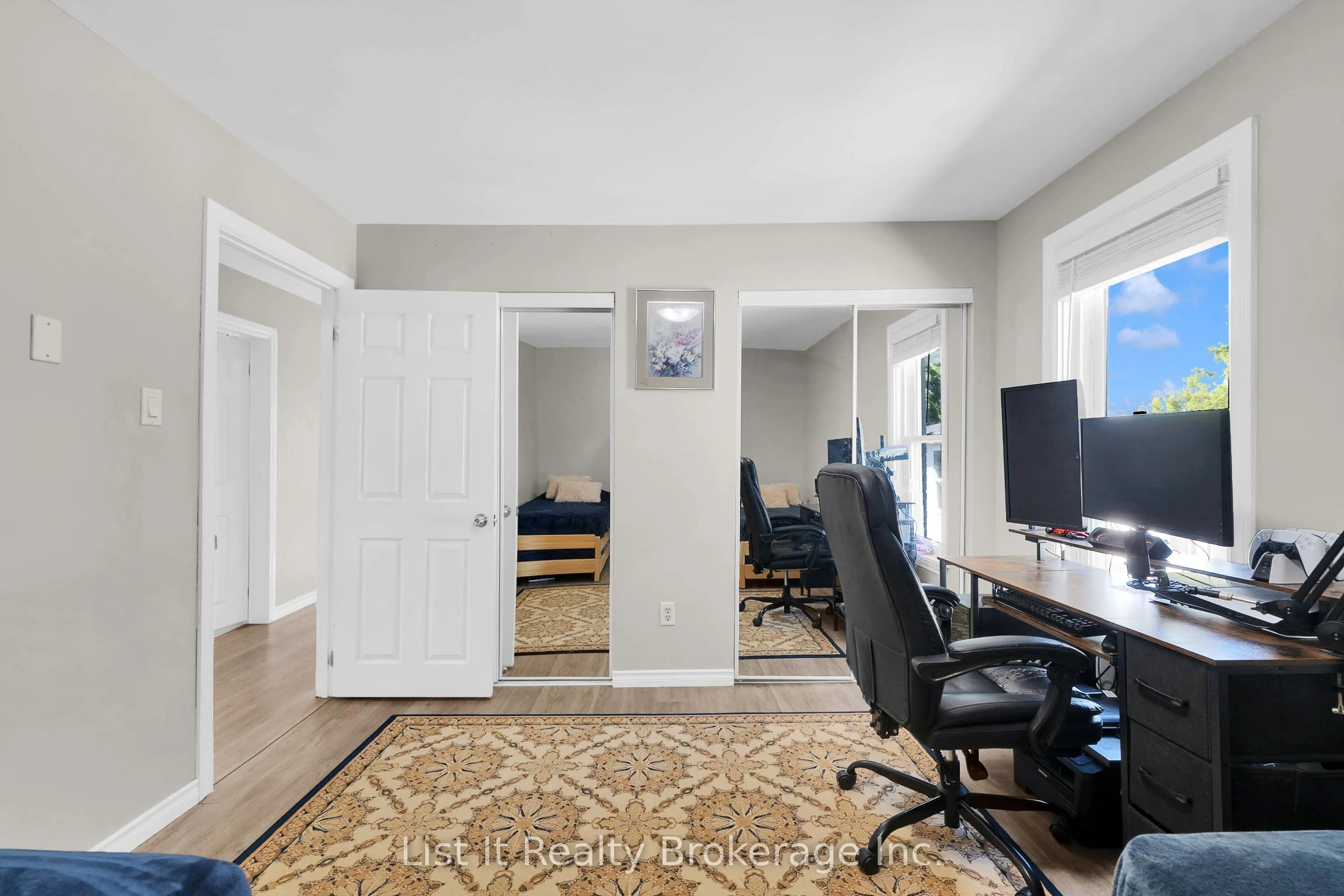 48 Brock Street E
