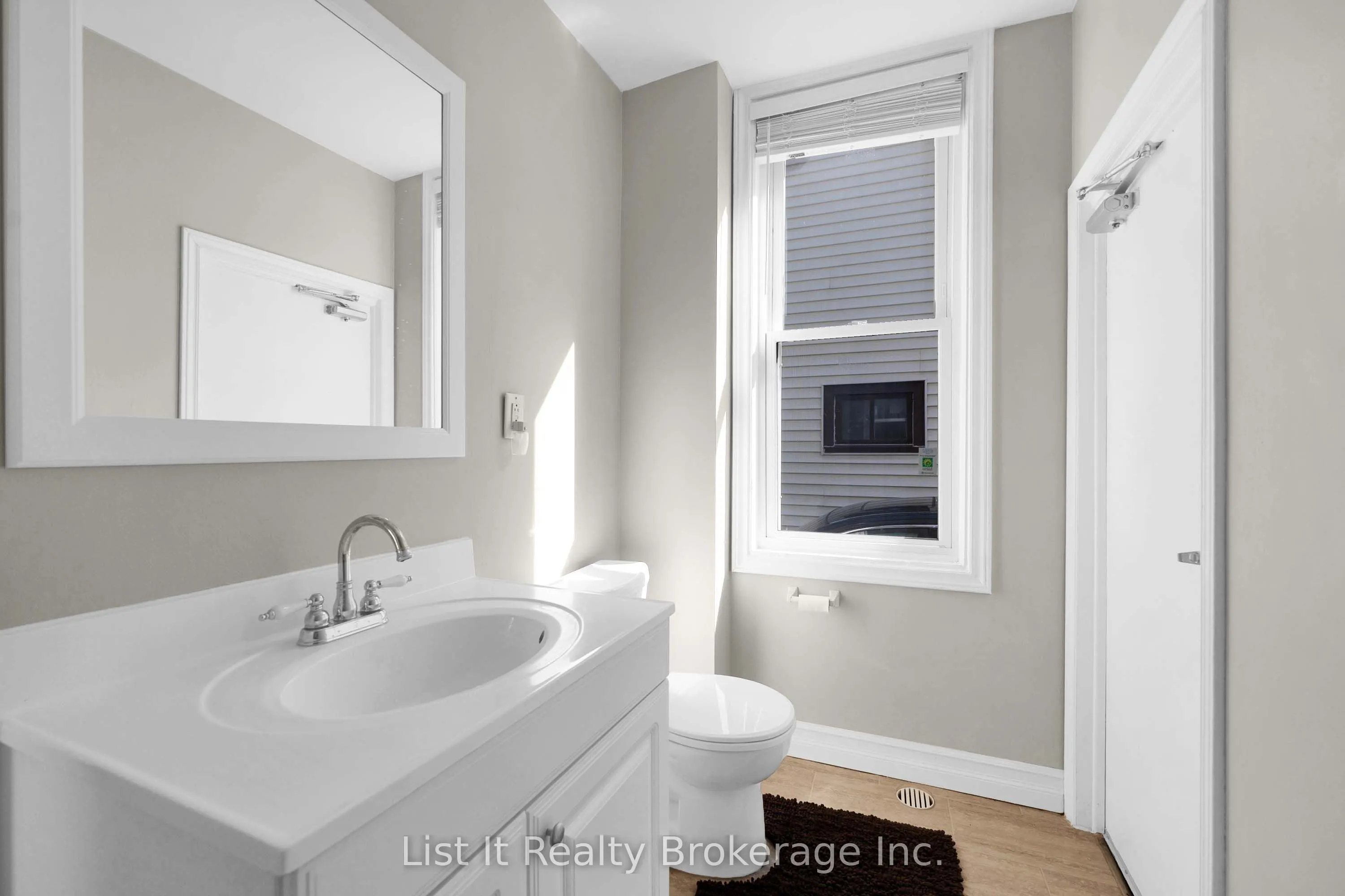 48 Brock Street E
