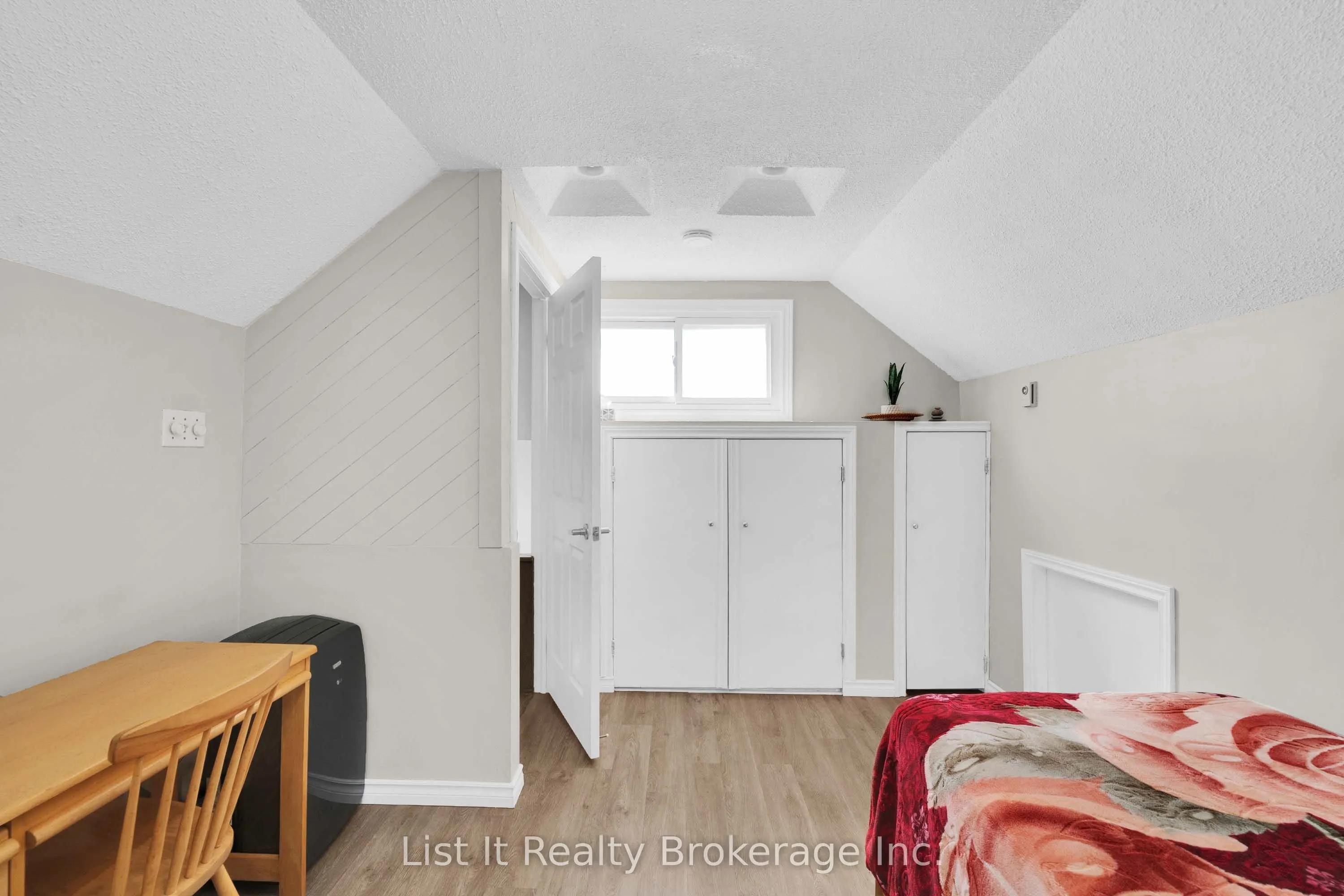 48 Brock Street E