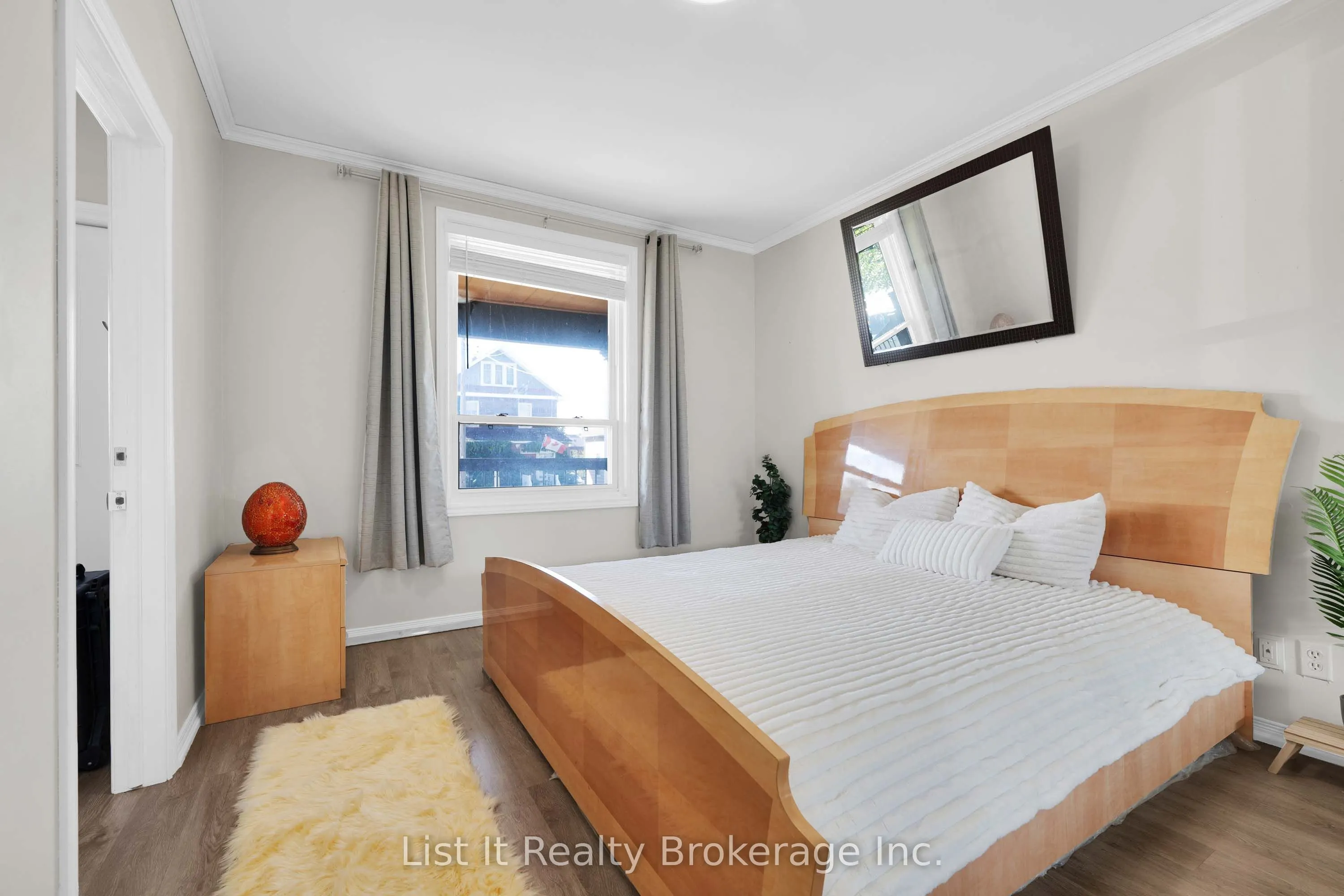 48 Brock Street E