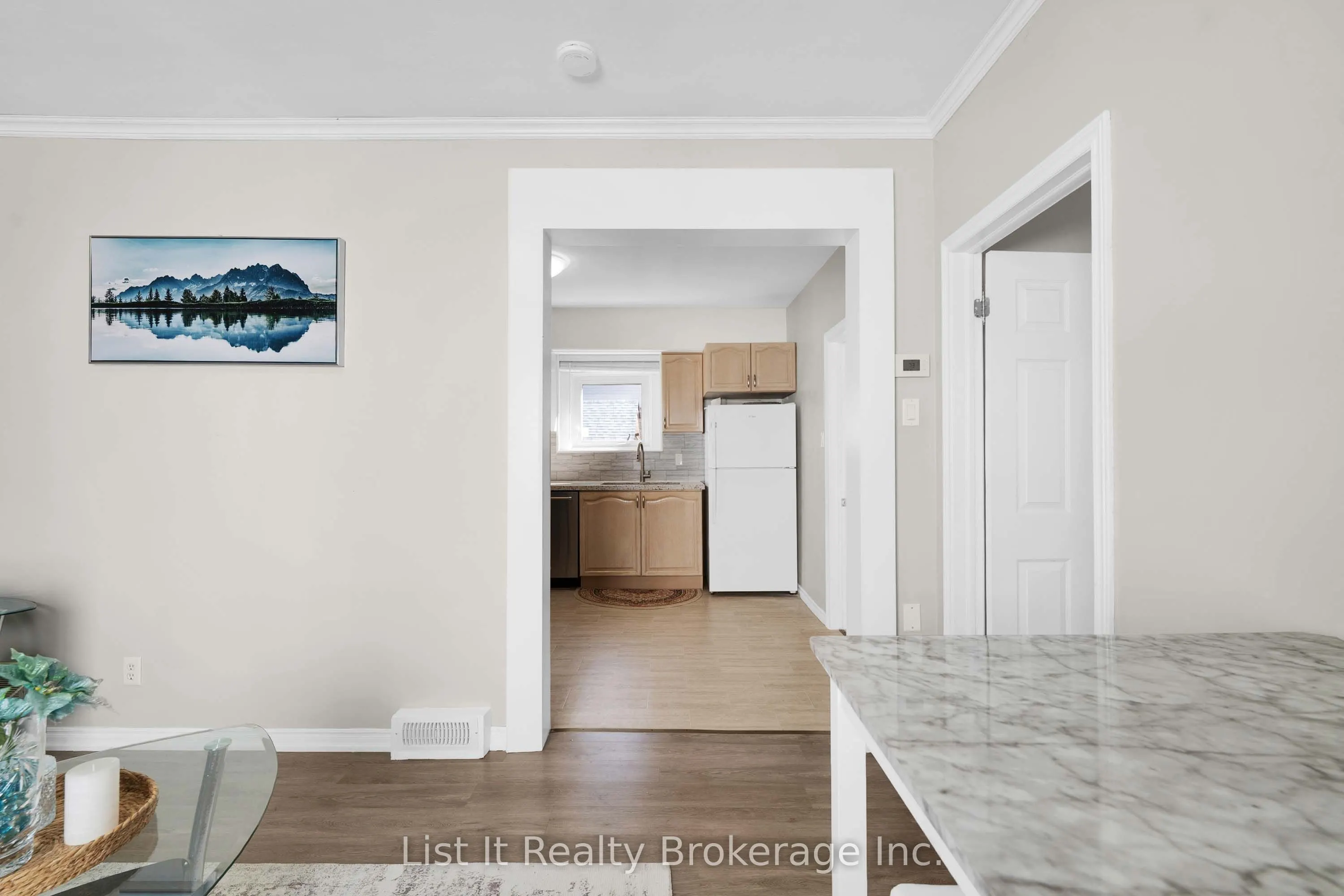 48 Brock Street E