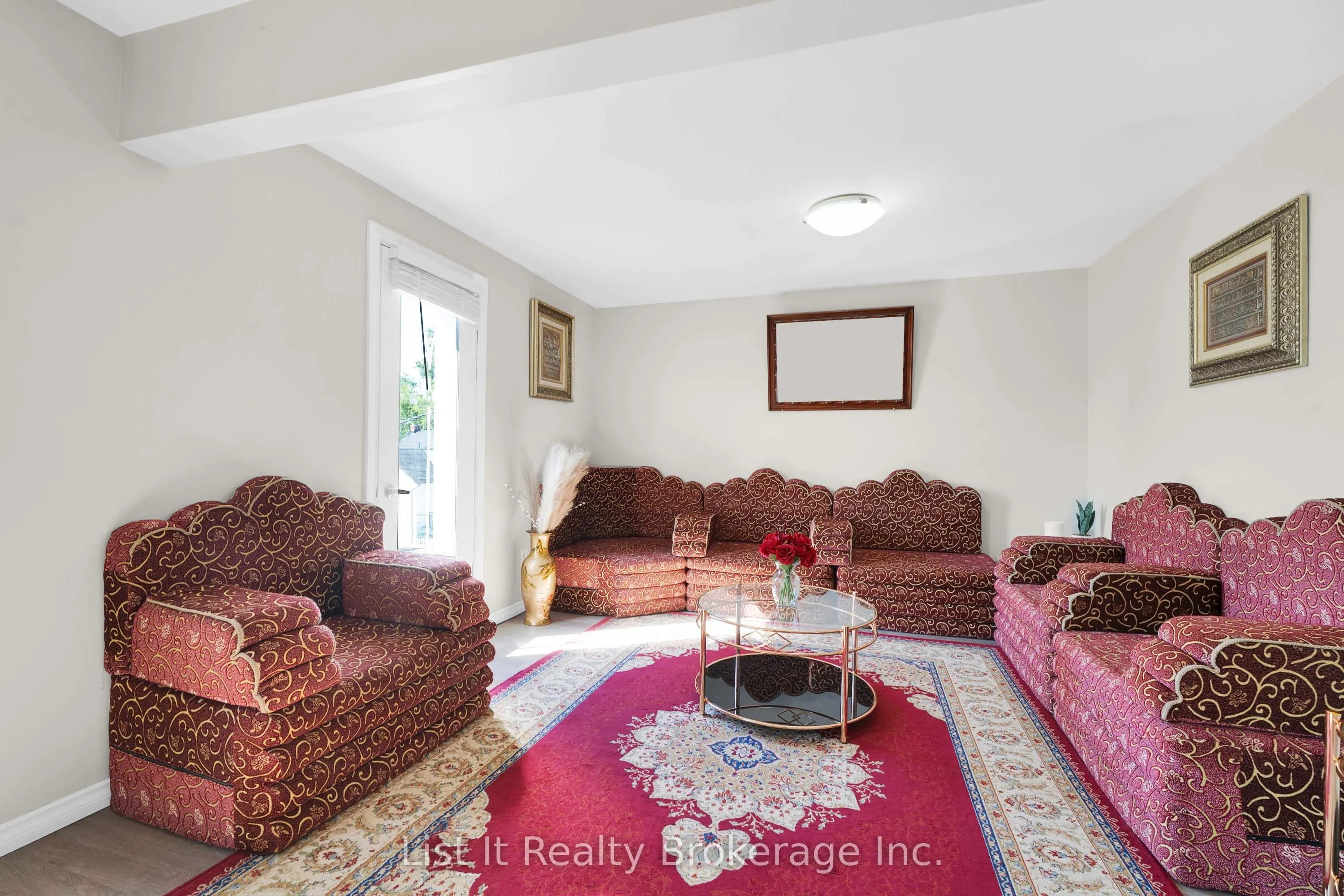 48 Brock Street E