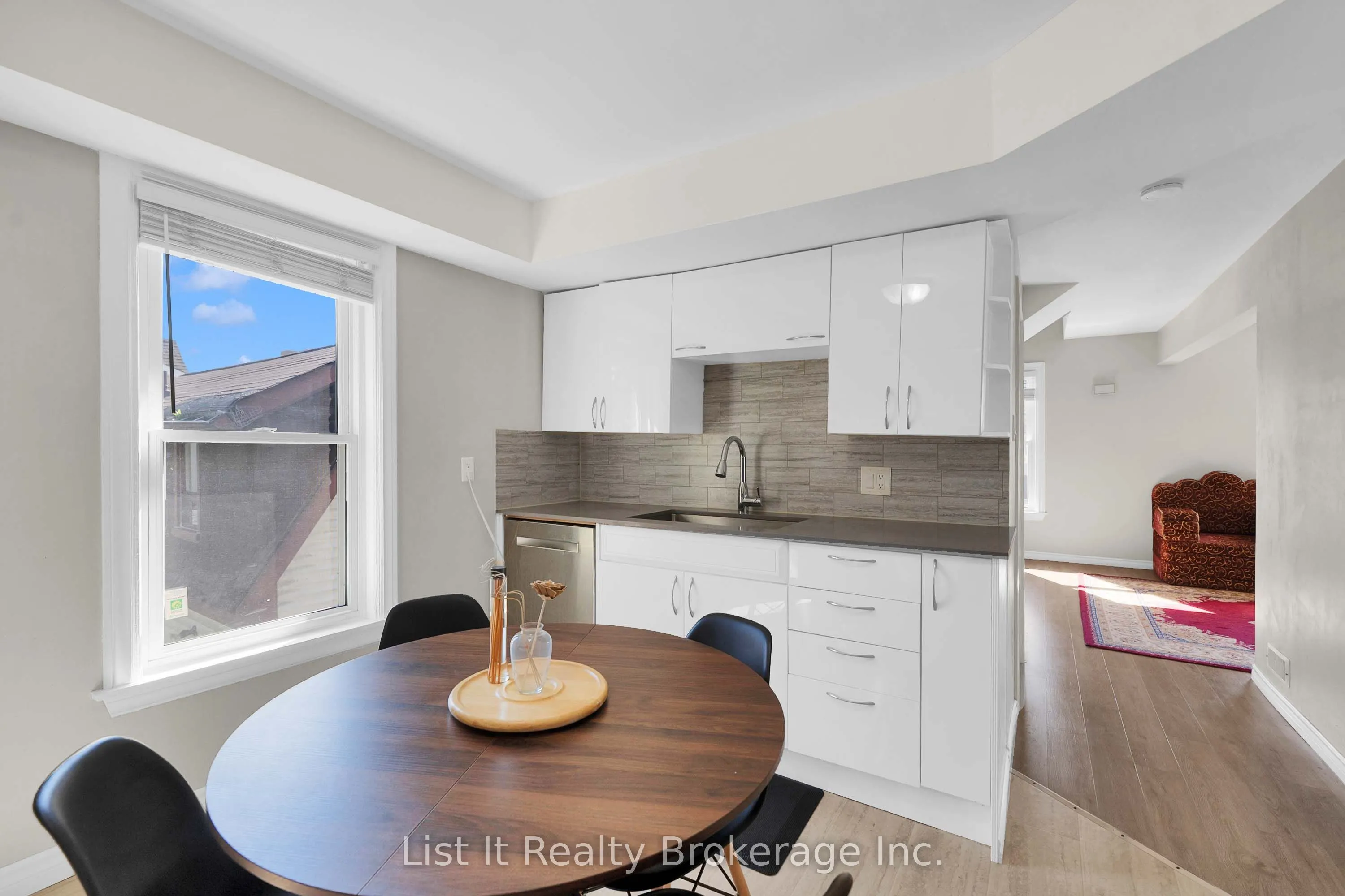 48 Brock Street E