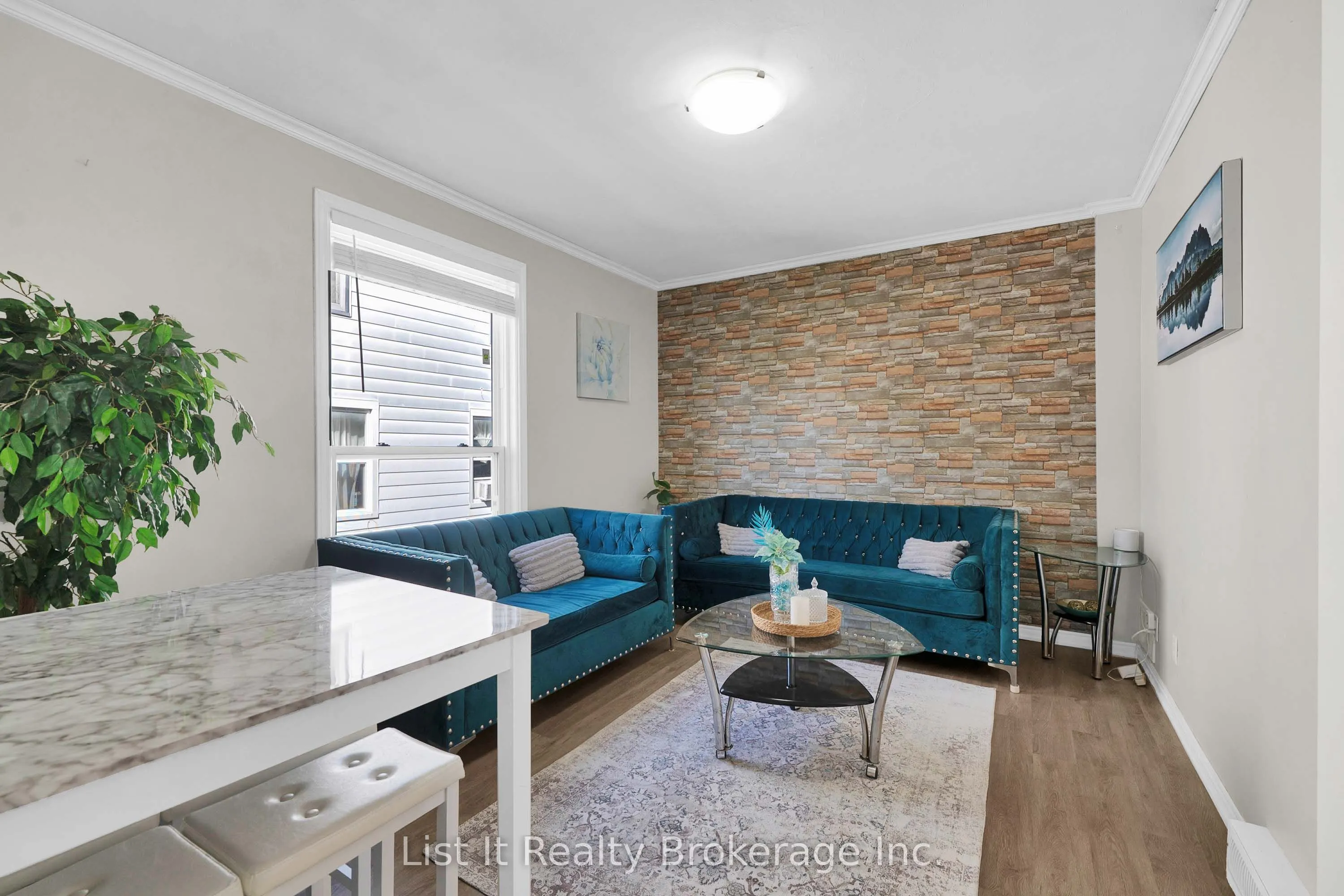48 Brock Street E