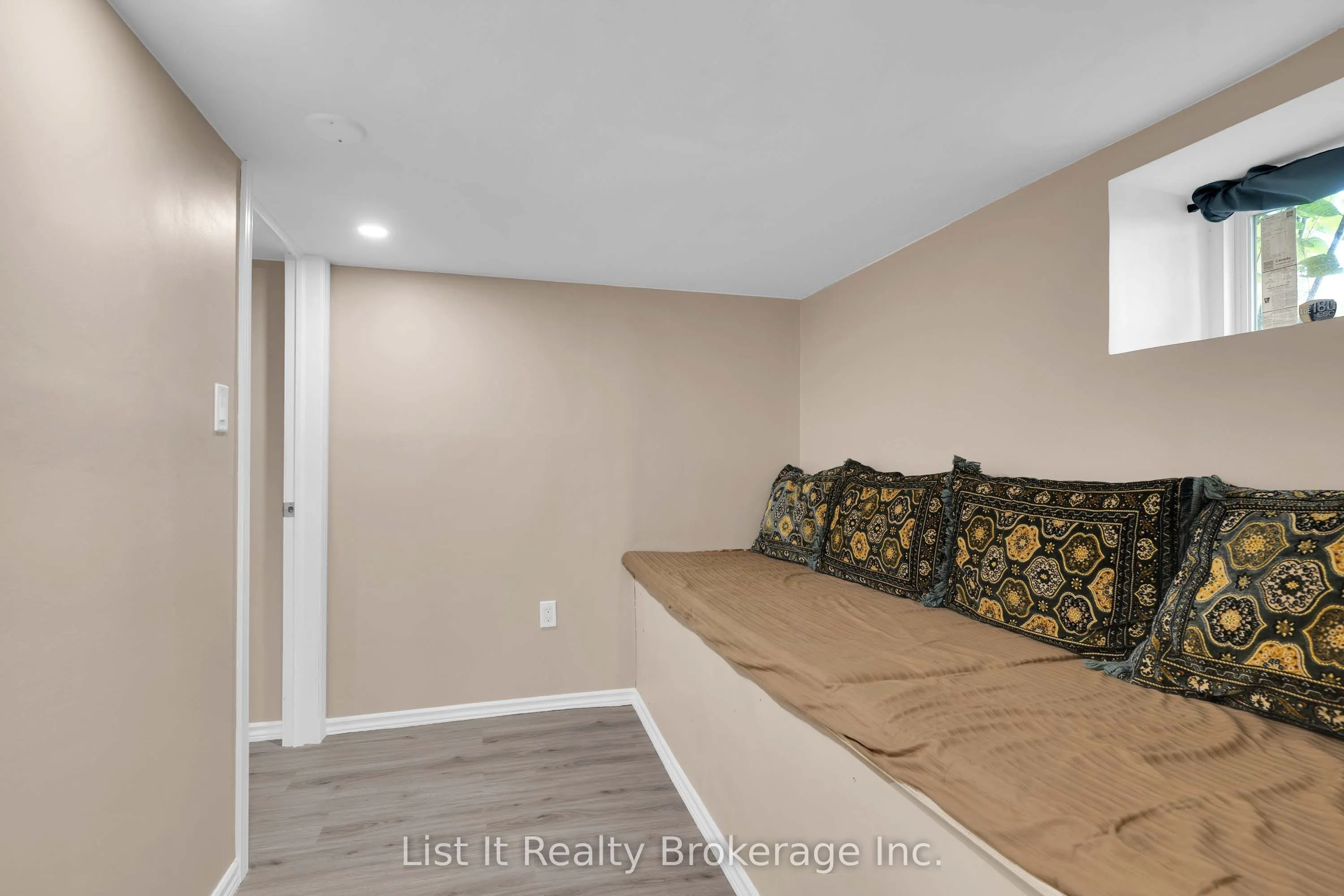 48 Brock Street E