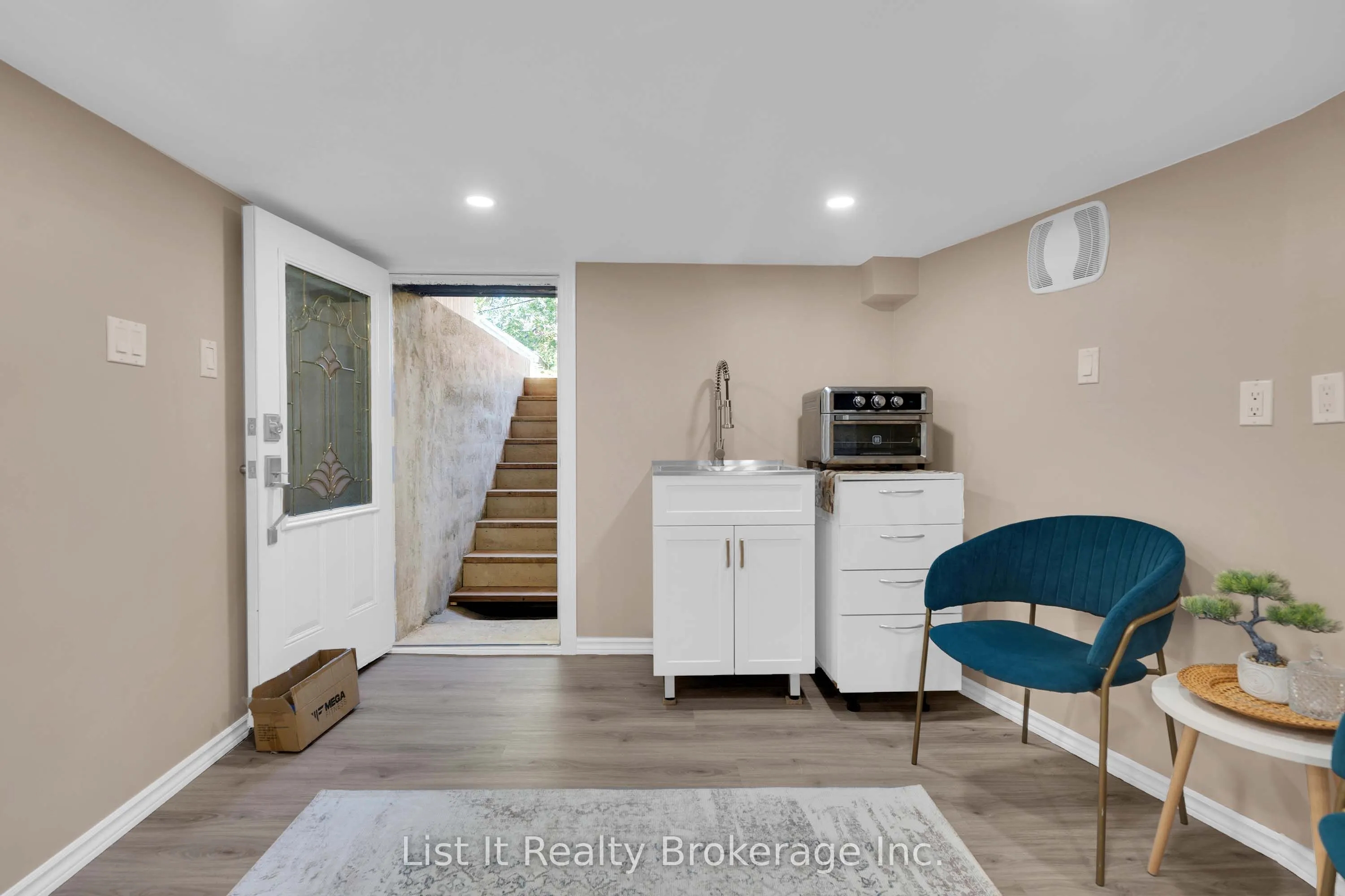 48 Brock Street E