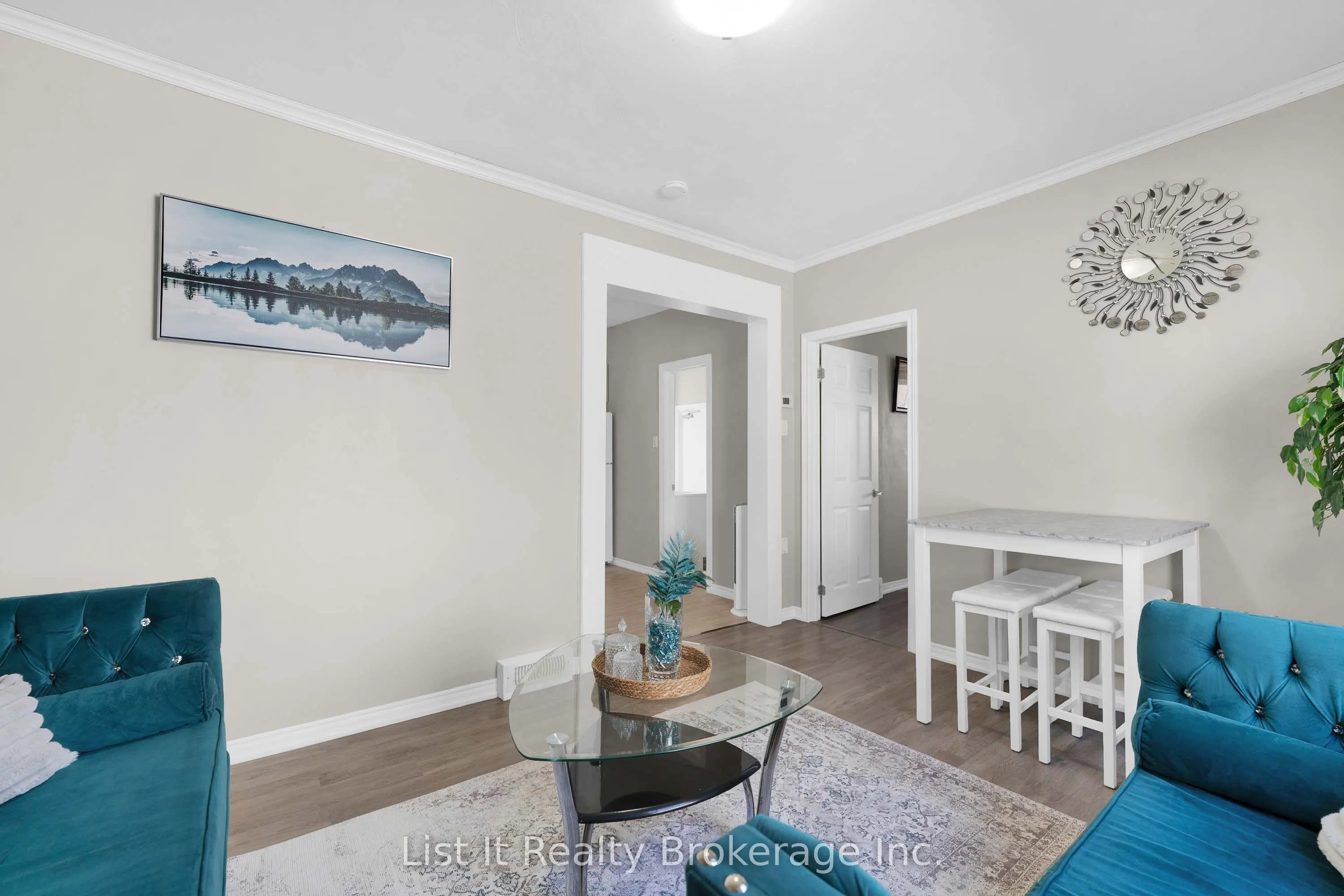 48 Brock Street E