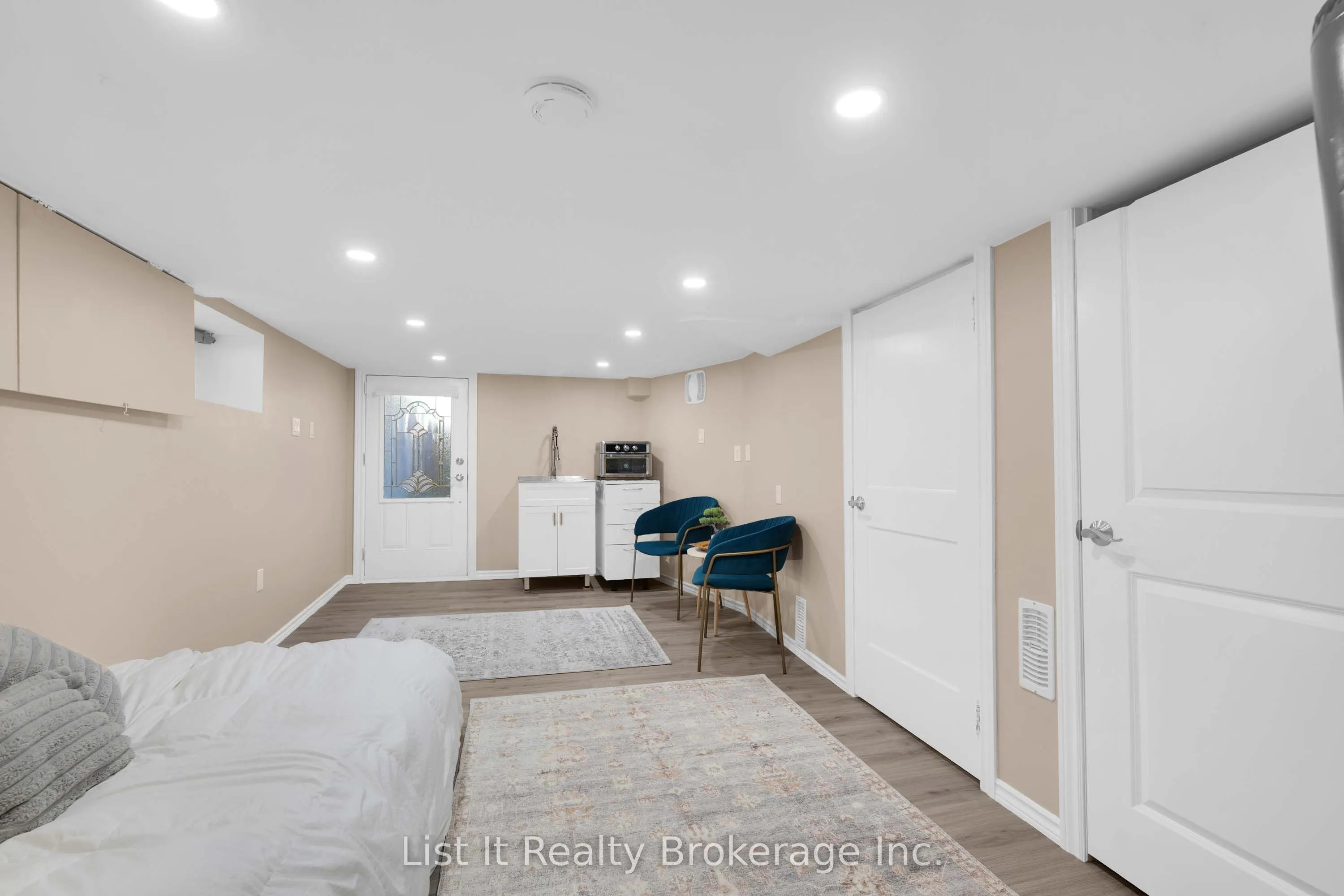 48 Brock Street E