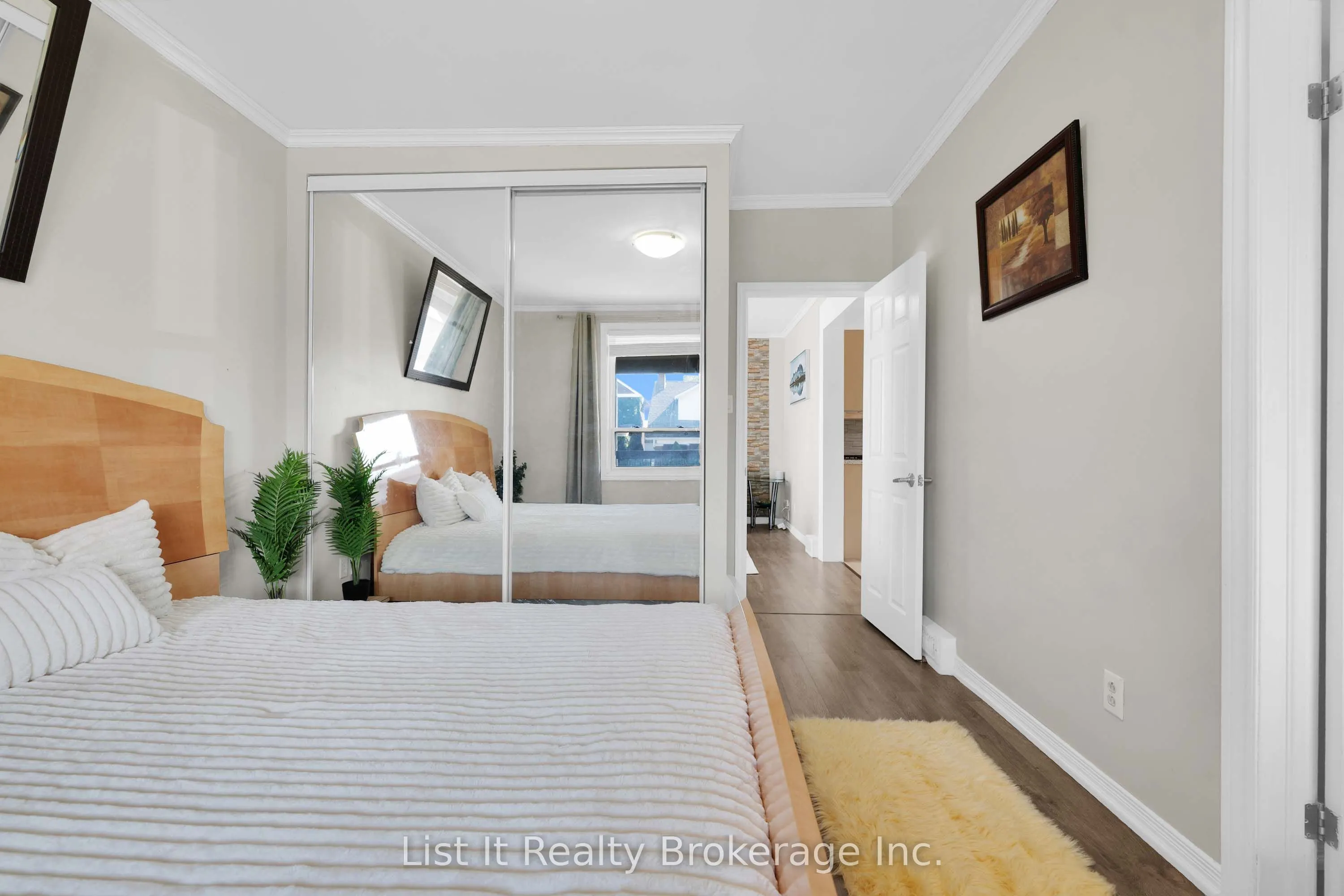 48 Brock Street E
