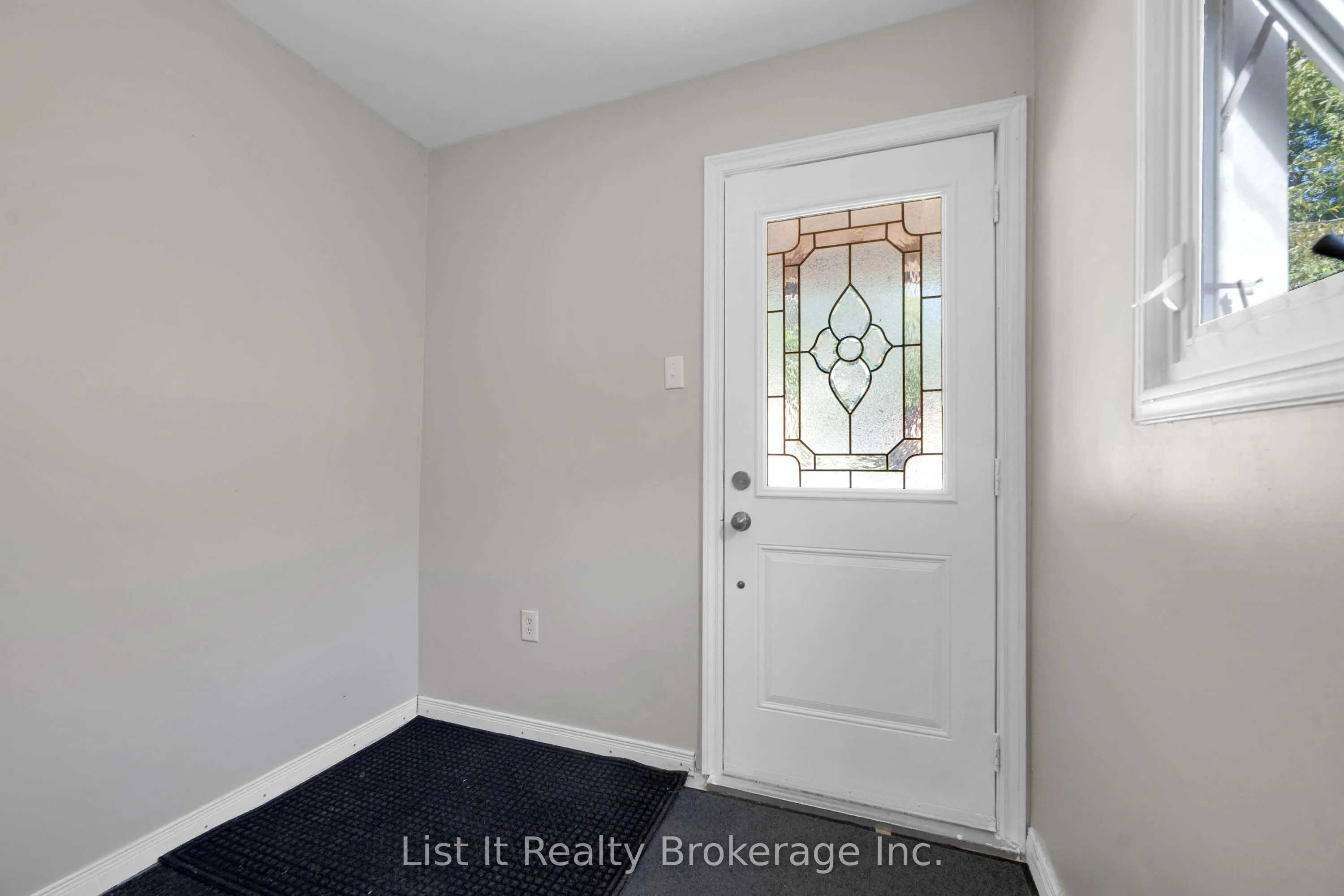 48 Brock Street E
