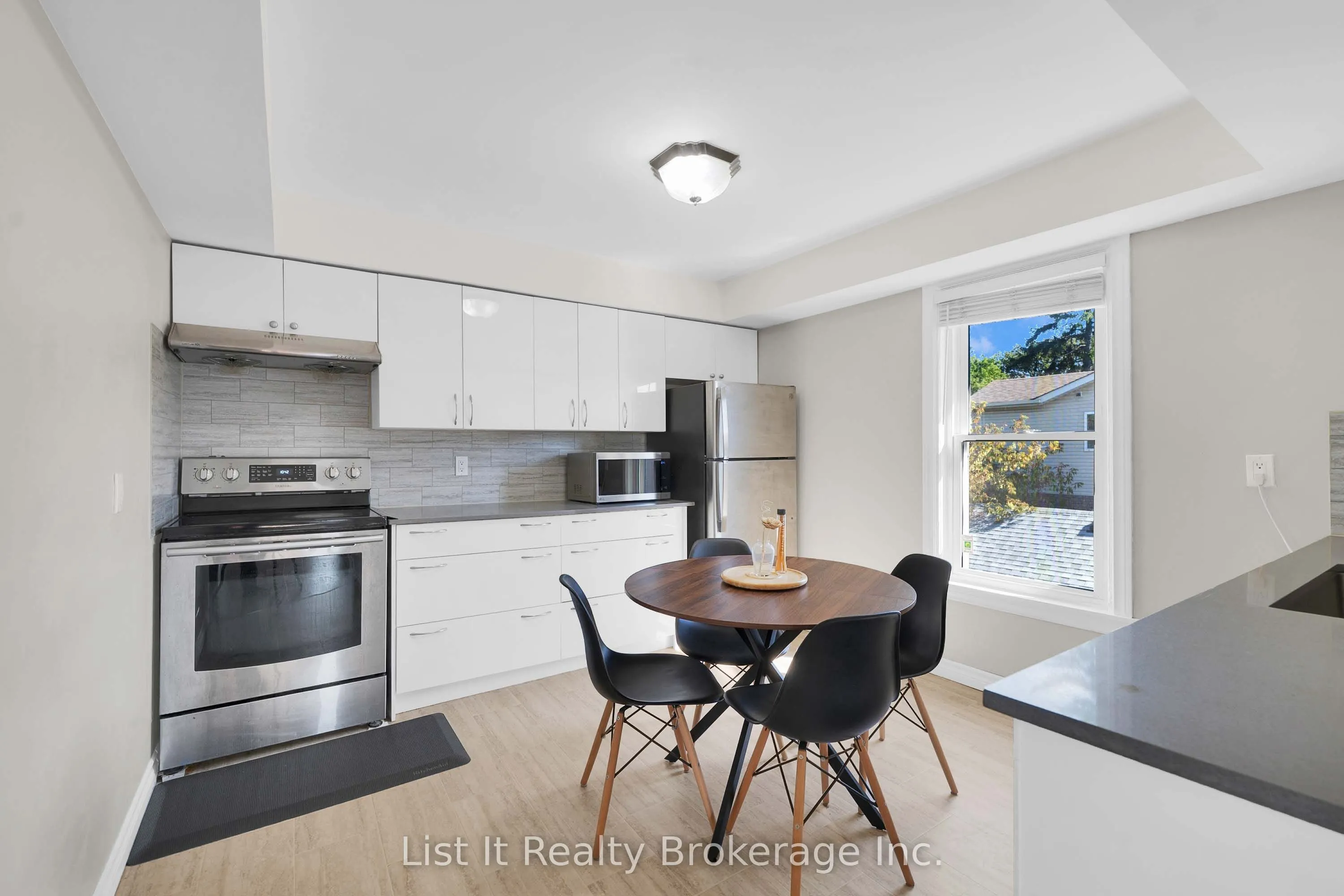 48 Brock Street E