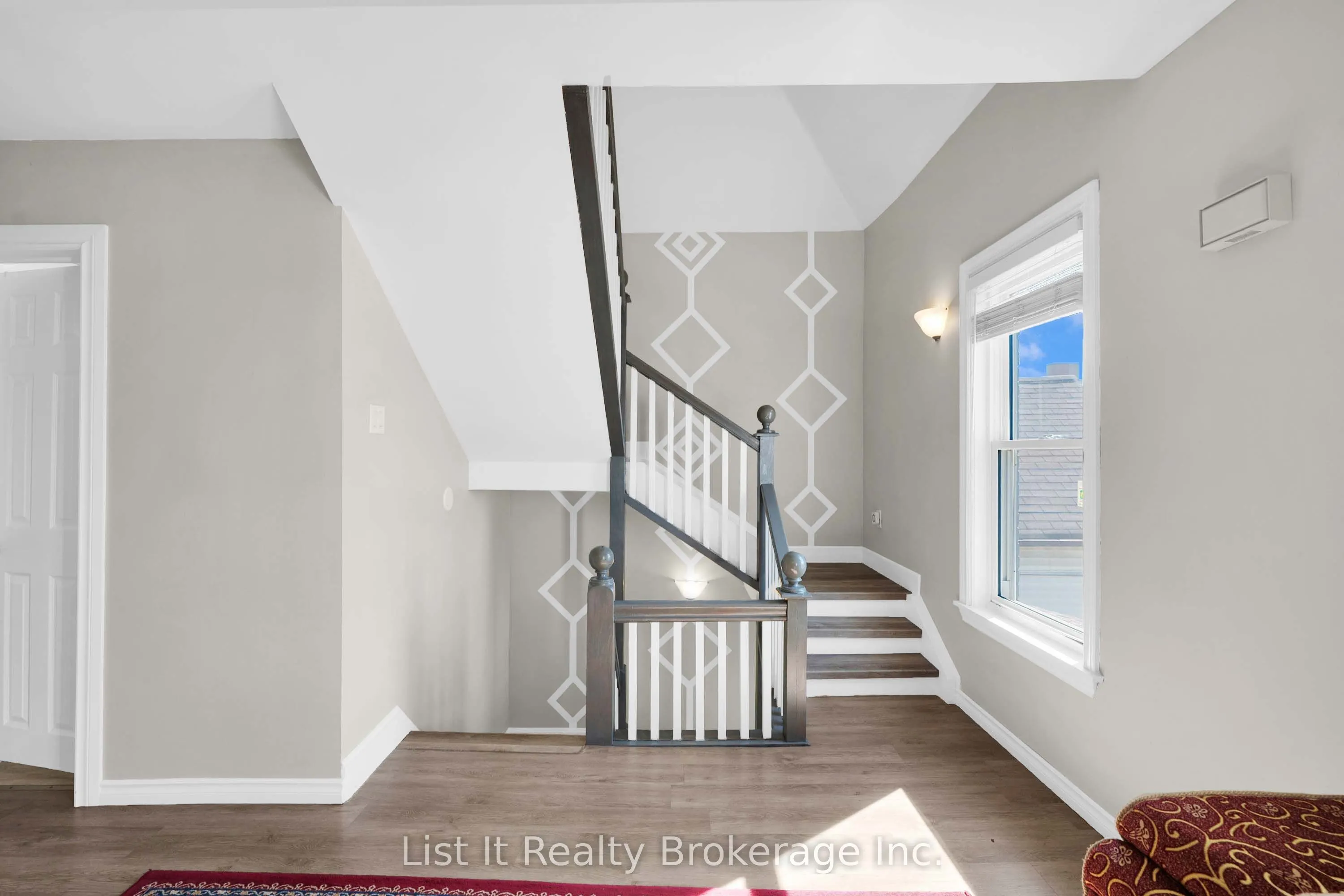 48 Brock Street E
