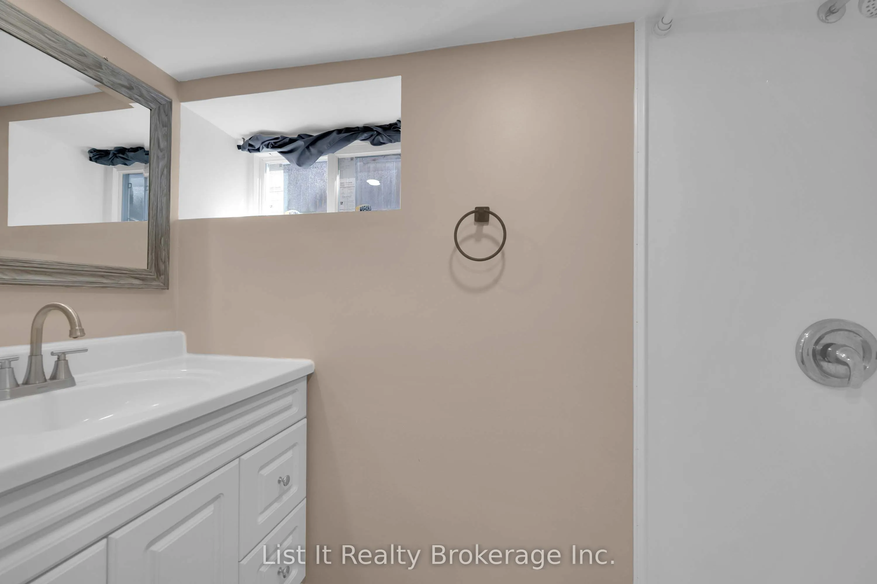 48 Brock Street E