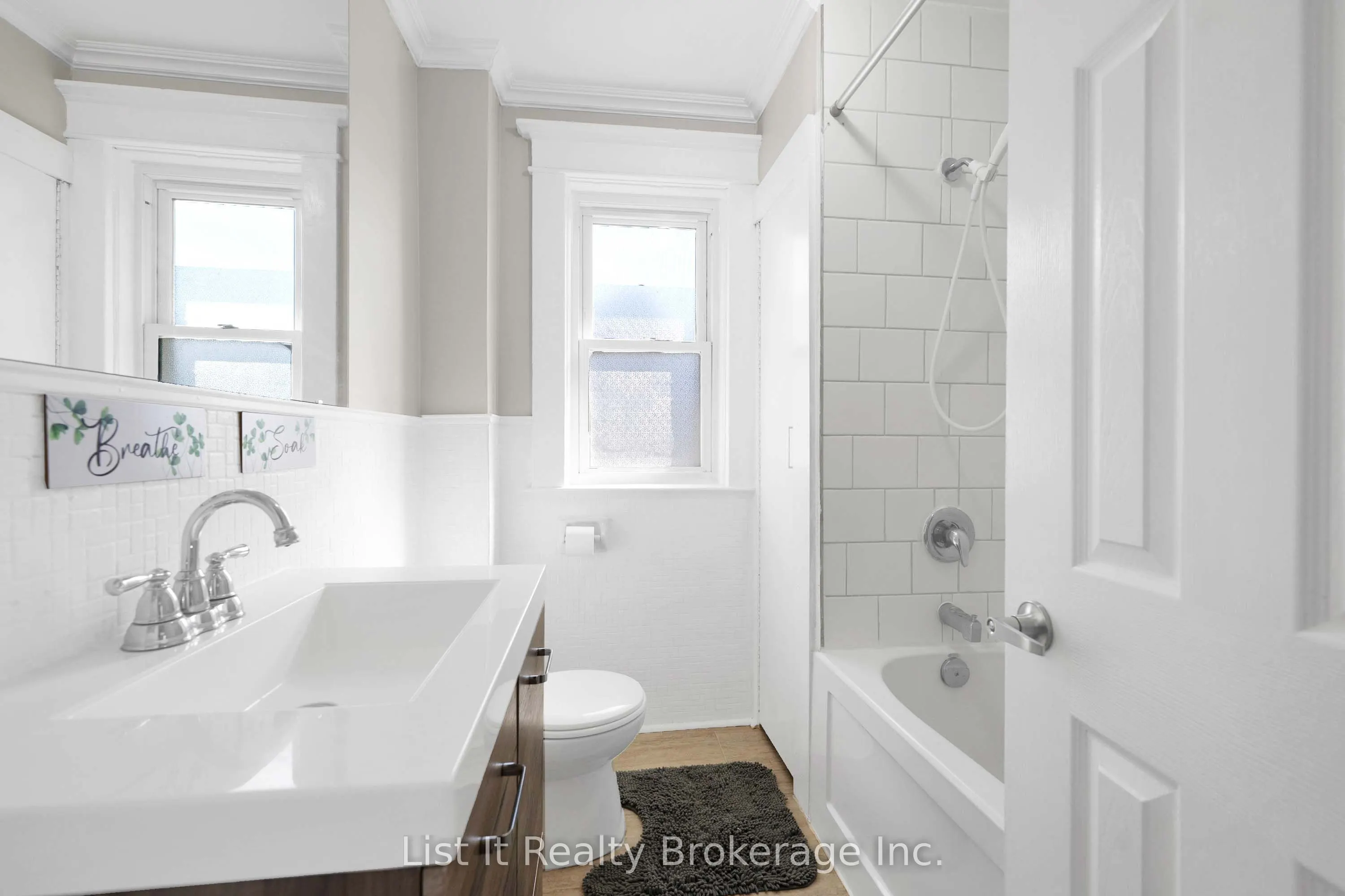 48 Brock Street E