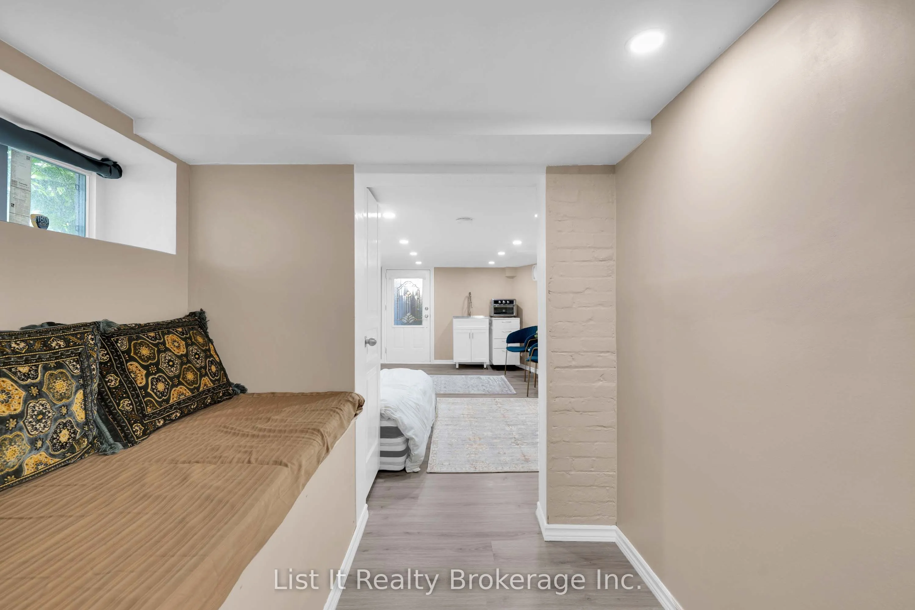 48 Brock Street E