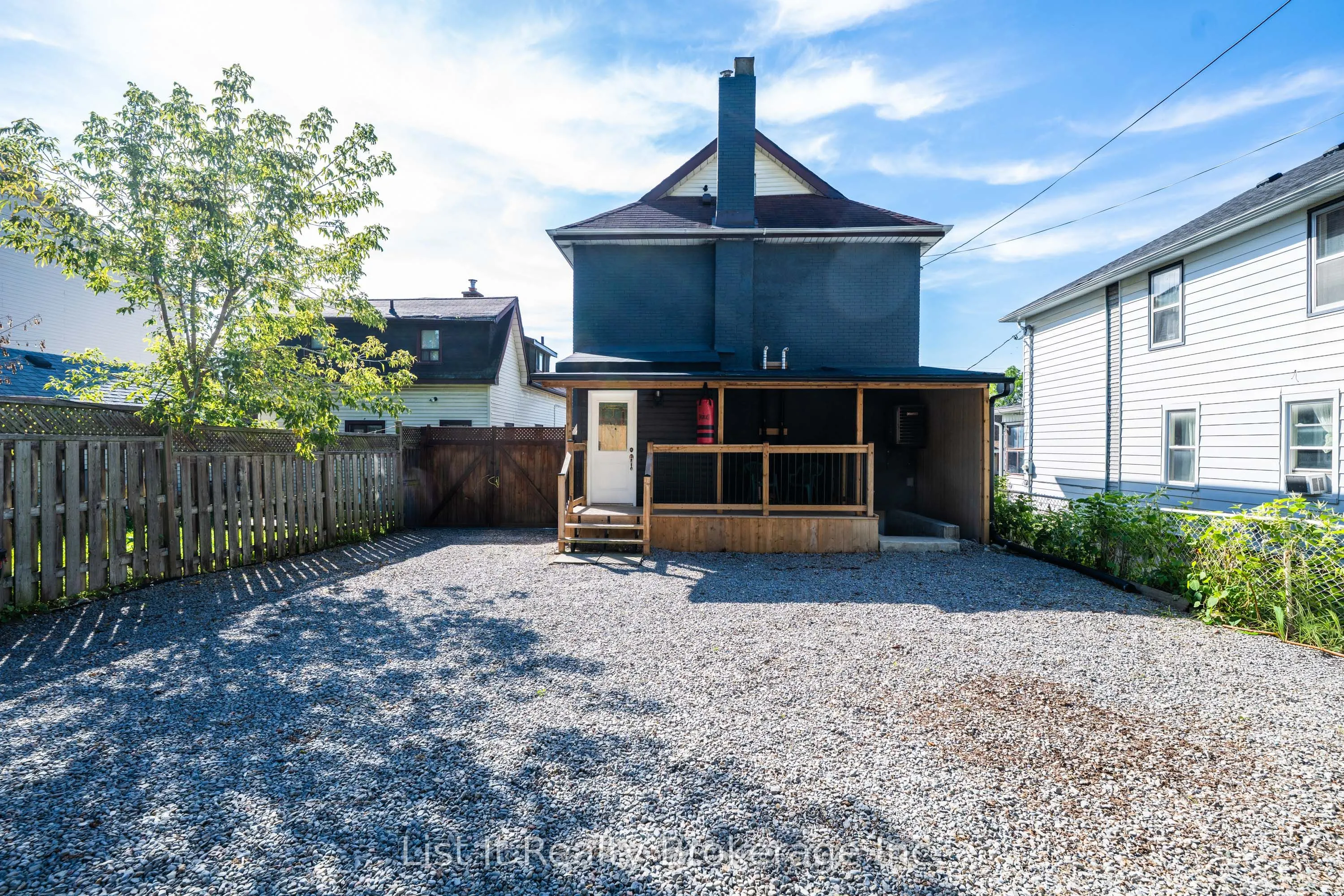 48 Brock Street E