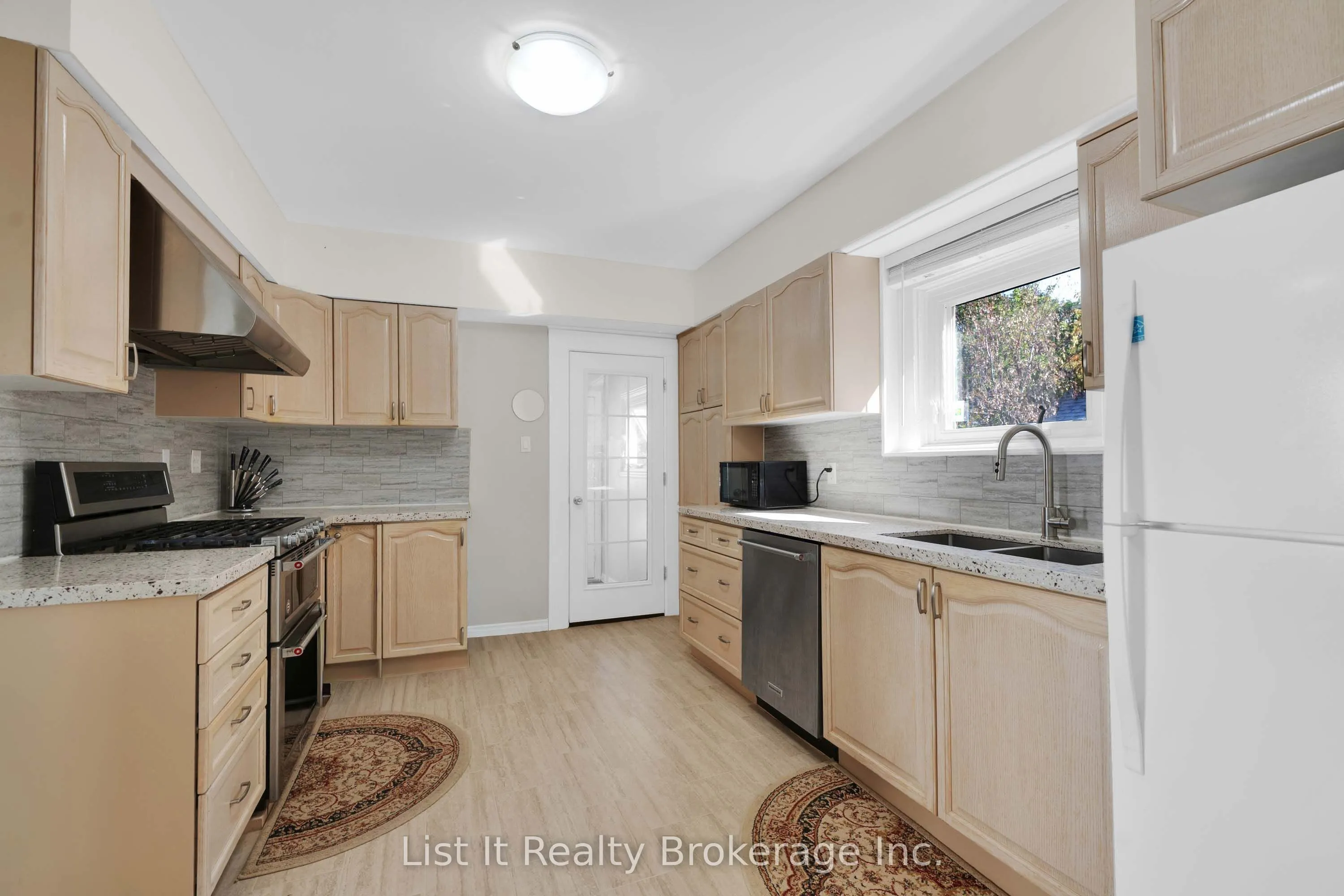 48 Brock Street E
