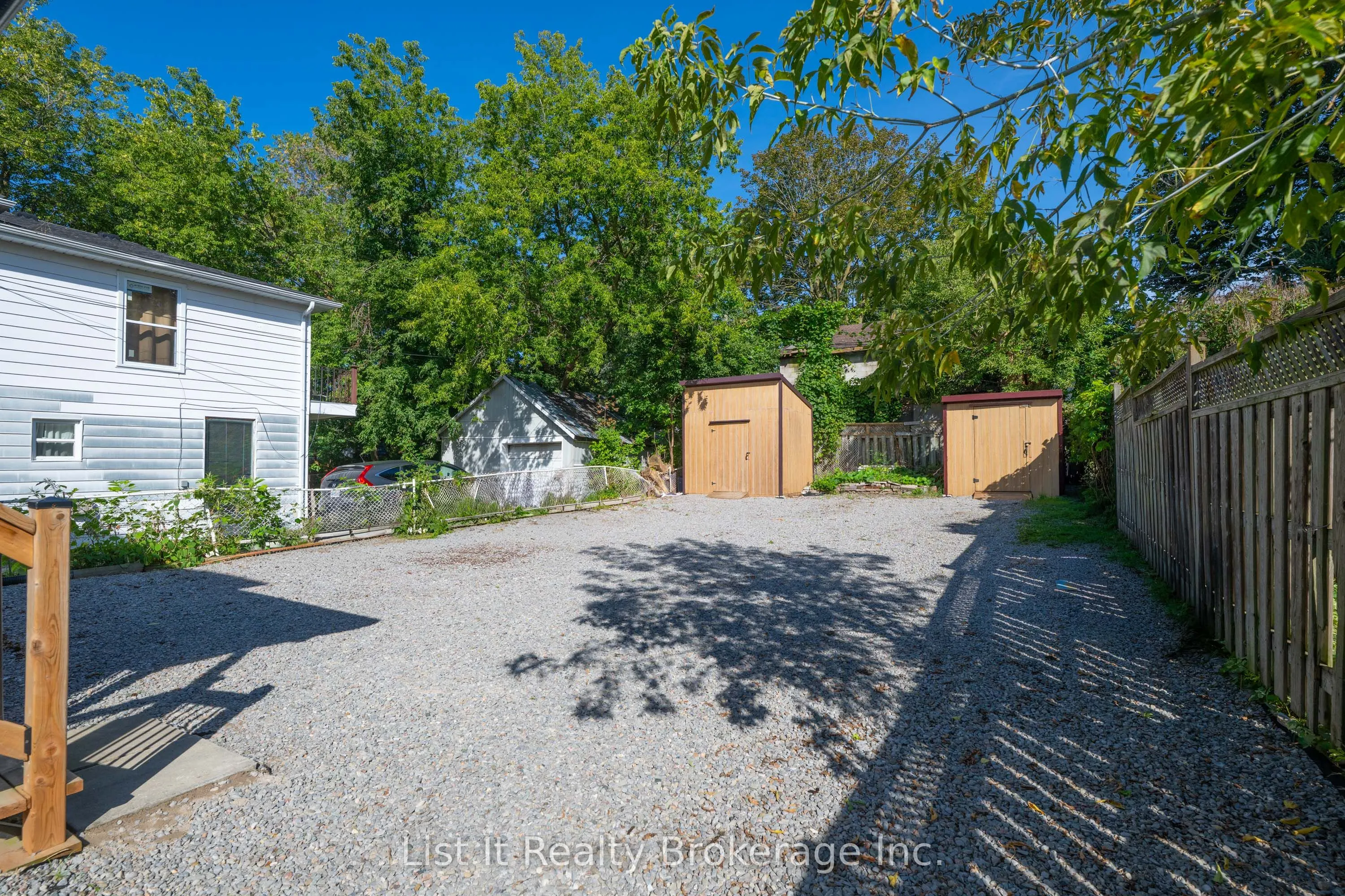48 Brock Street E