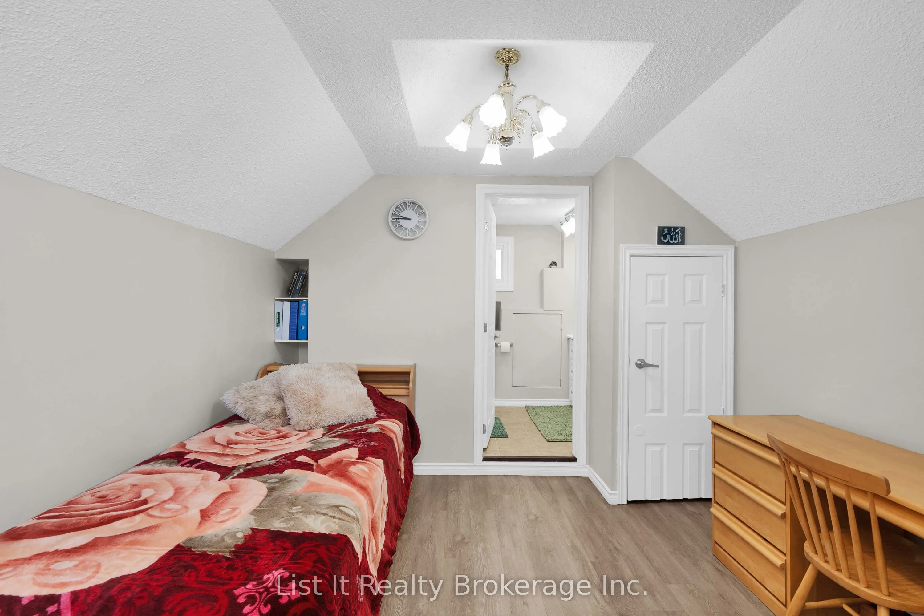 48 Brock Street E