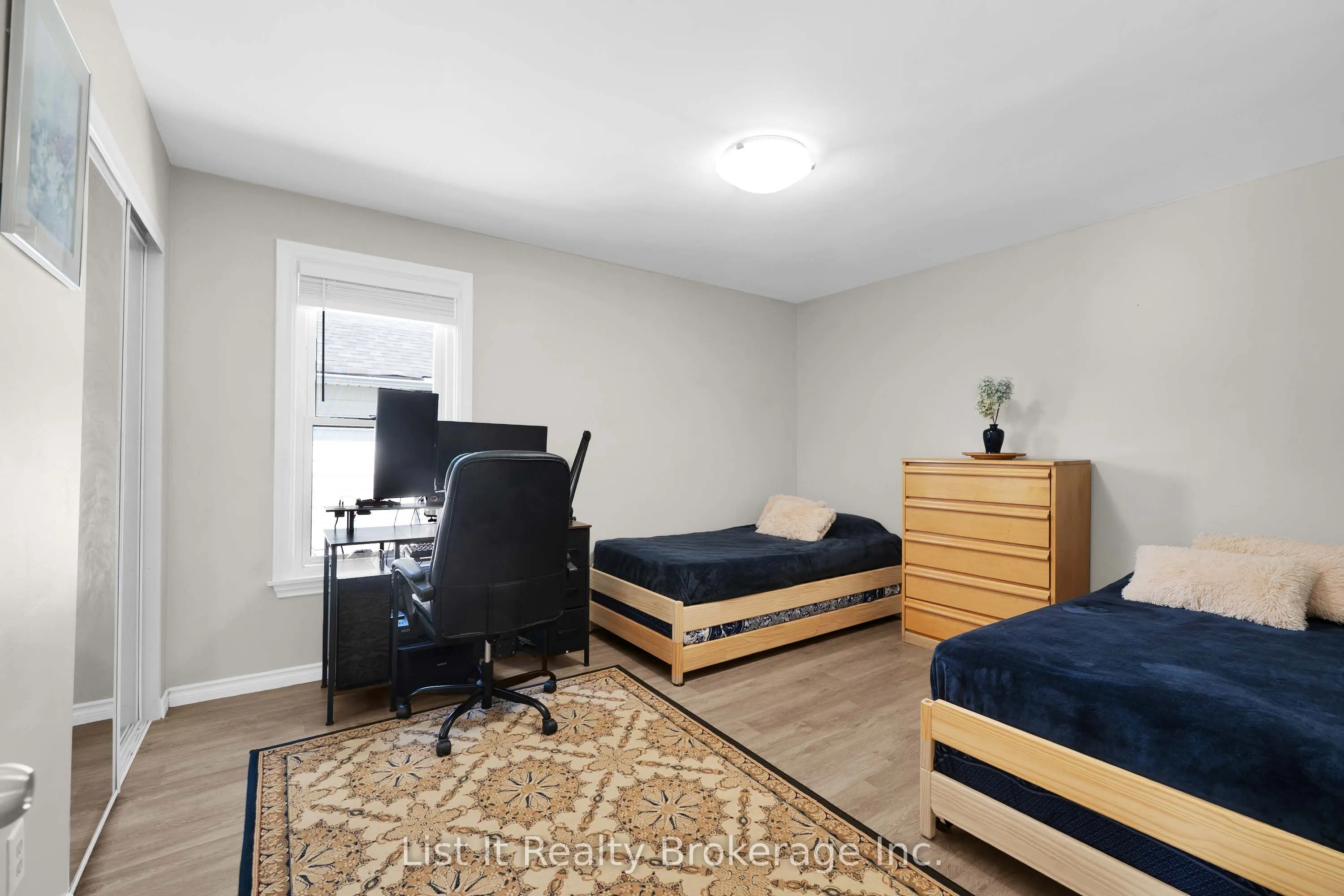48 Brock Street E