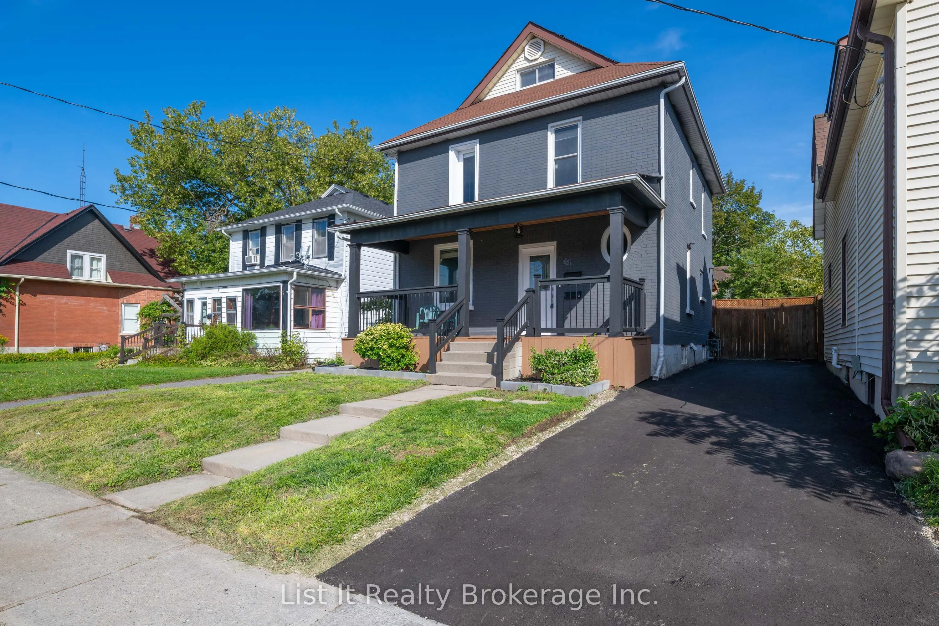 48 Brock Street E