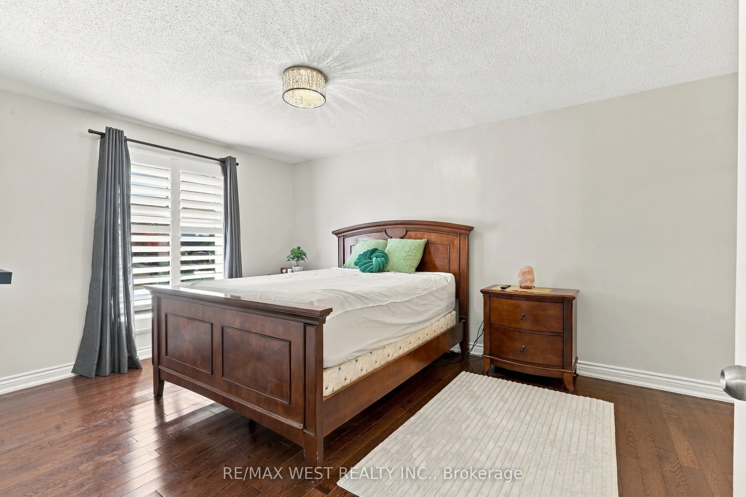 12 Waverly Street S