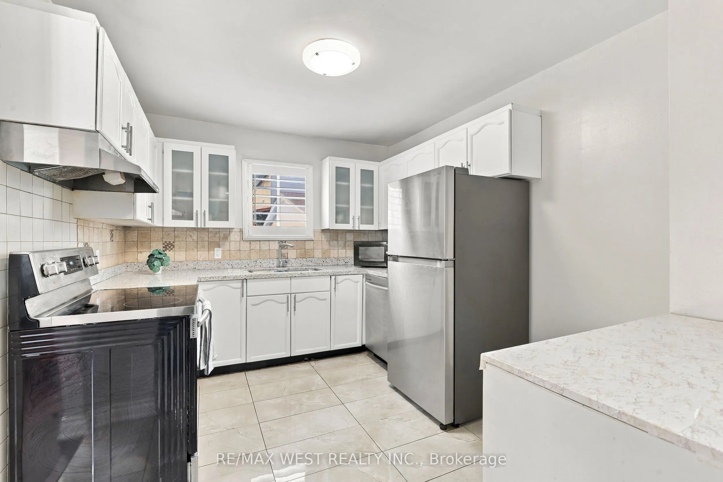 12 Waverly Street S