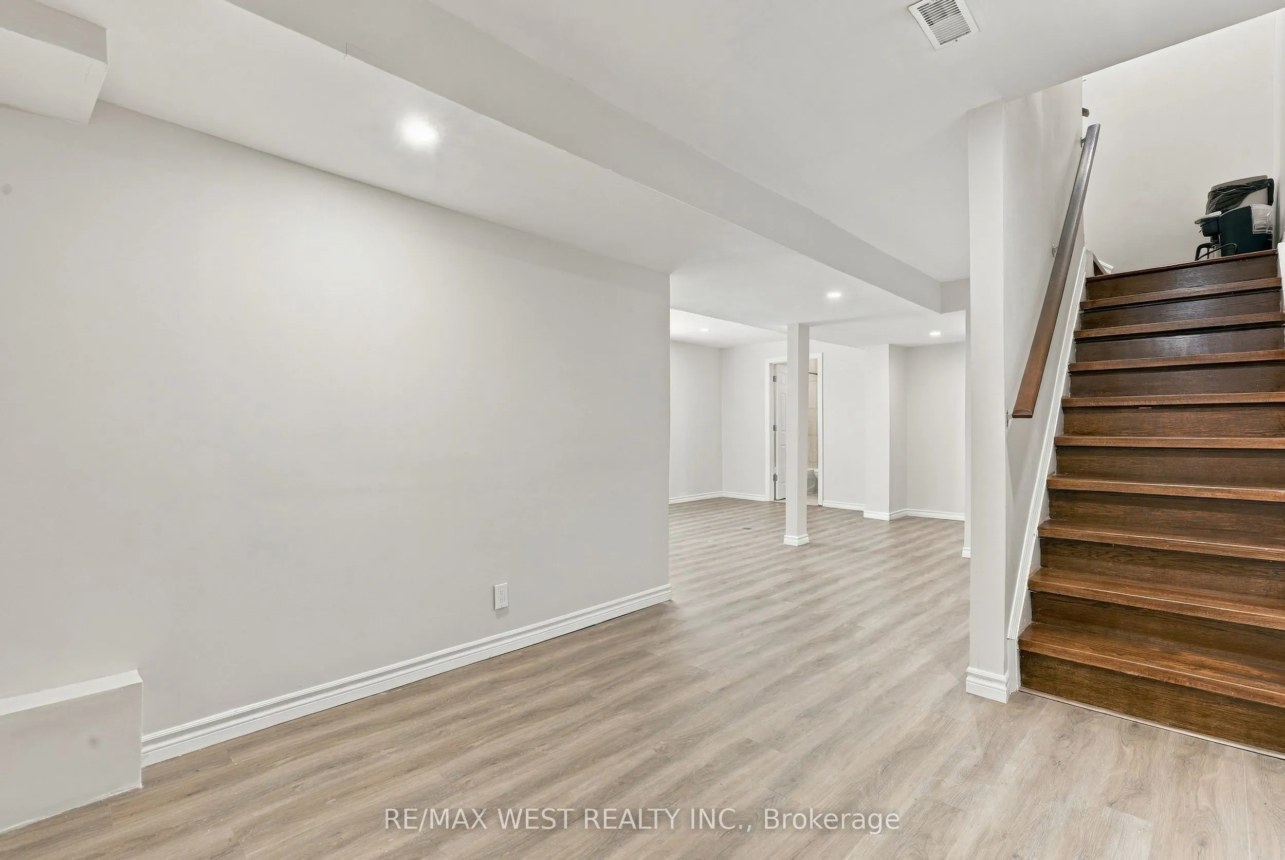 12 Waverly Street S