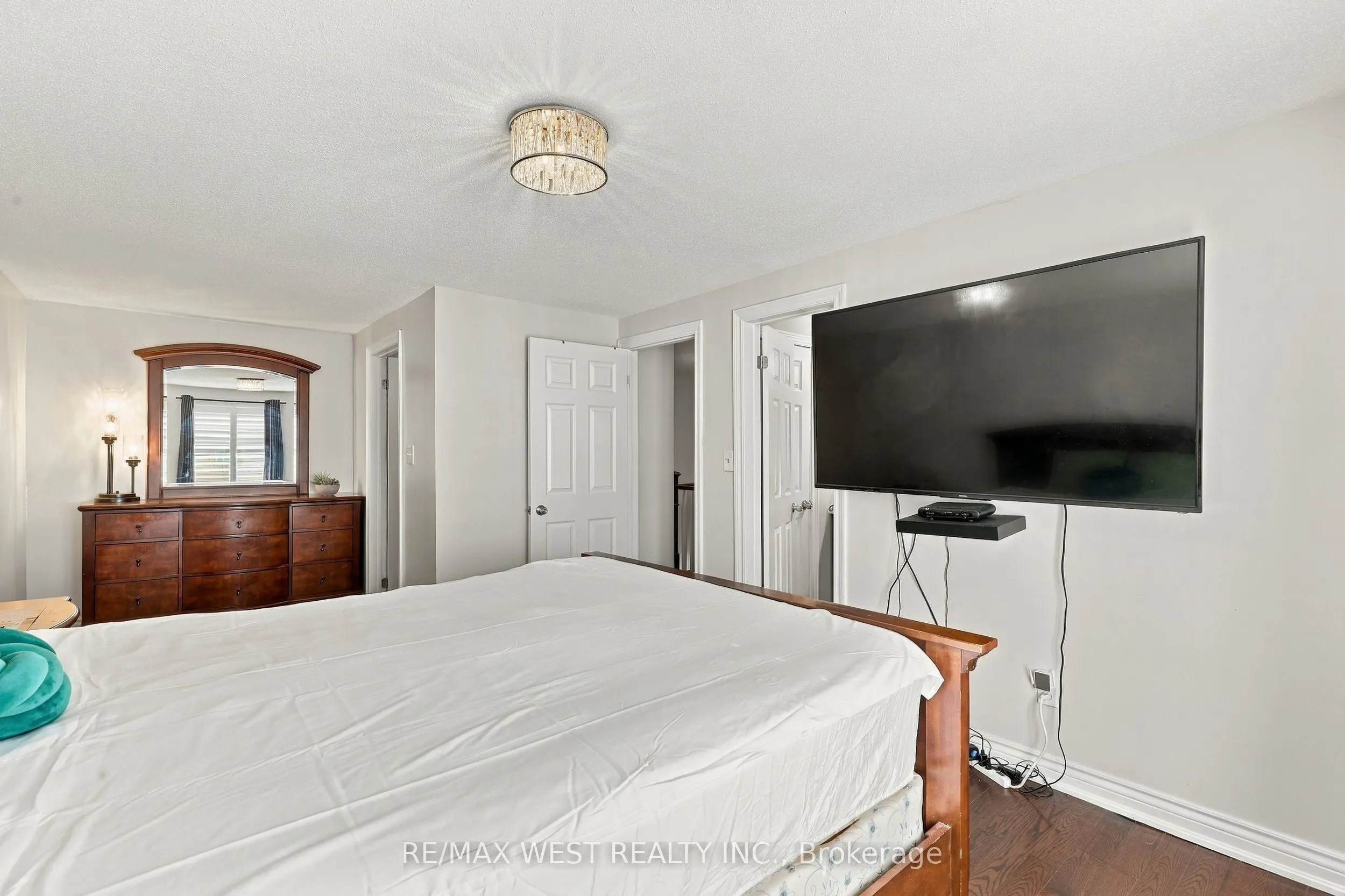 12 Waverly Street S