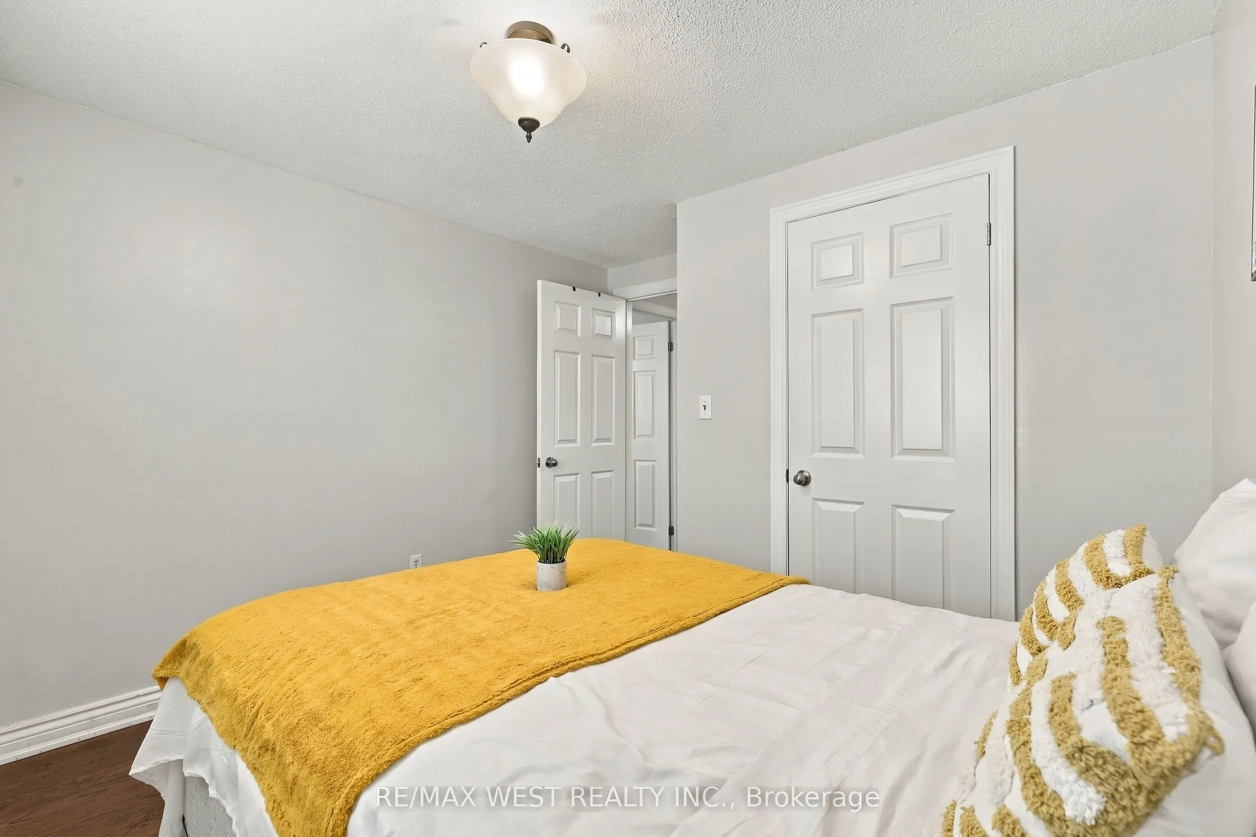12 Waverly Street S