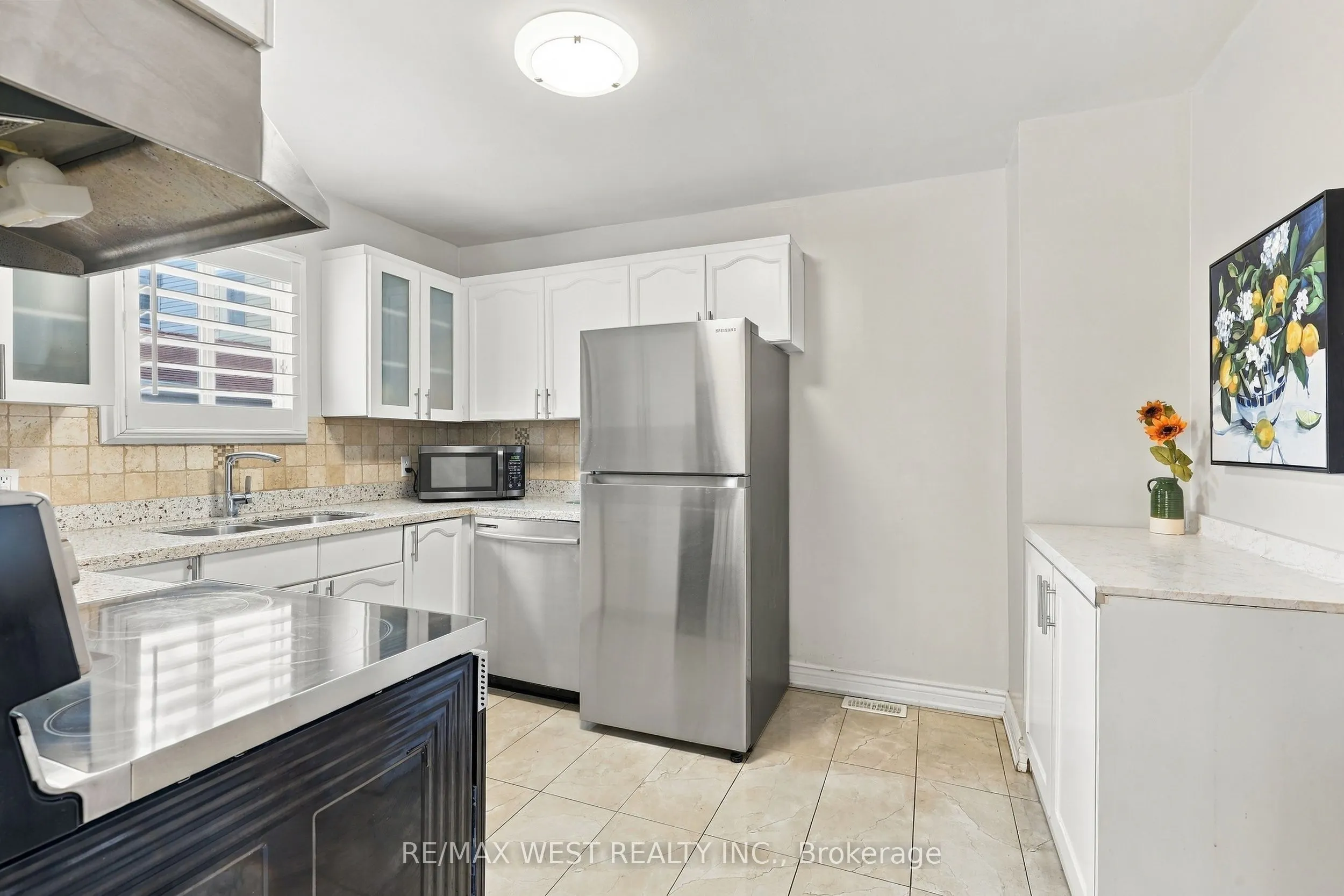 12 Waverly Street S