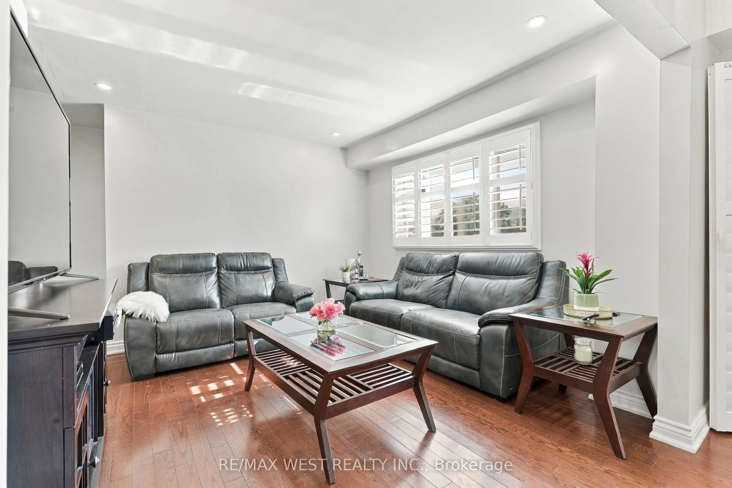 12 Waverly Street S