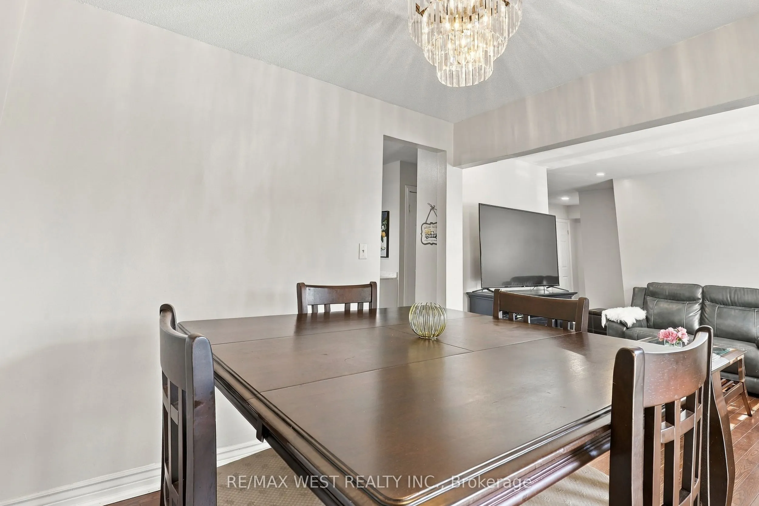 12 Waverly Street S