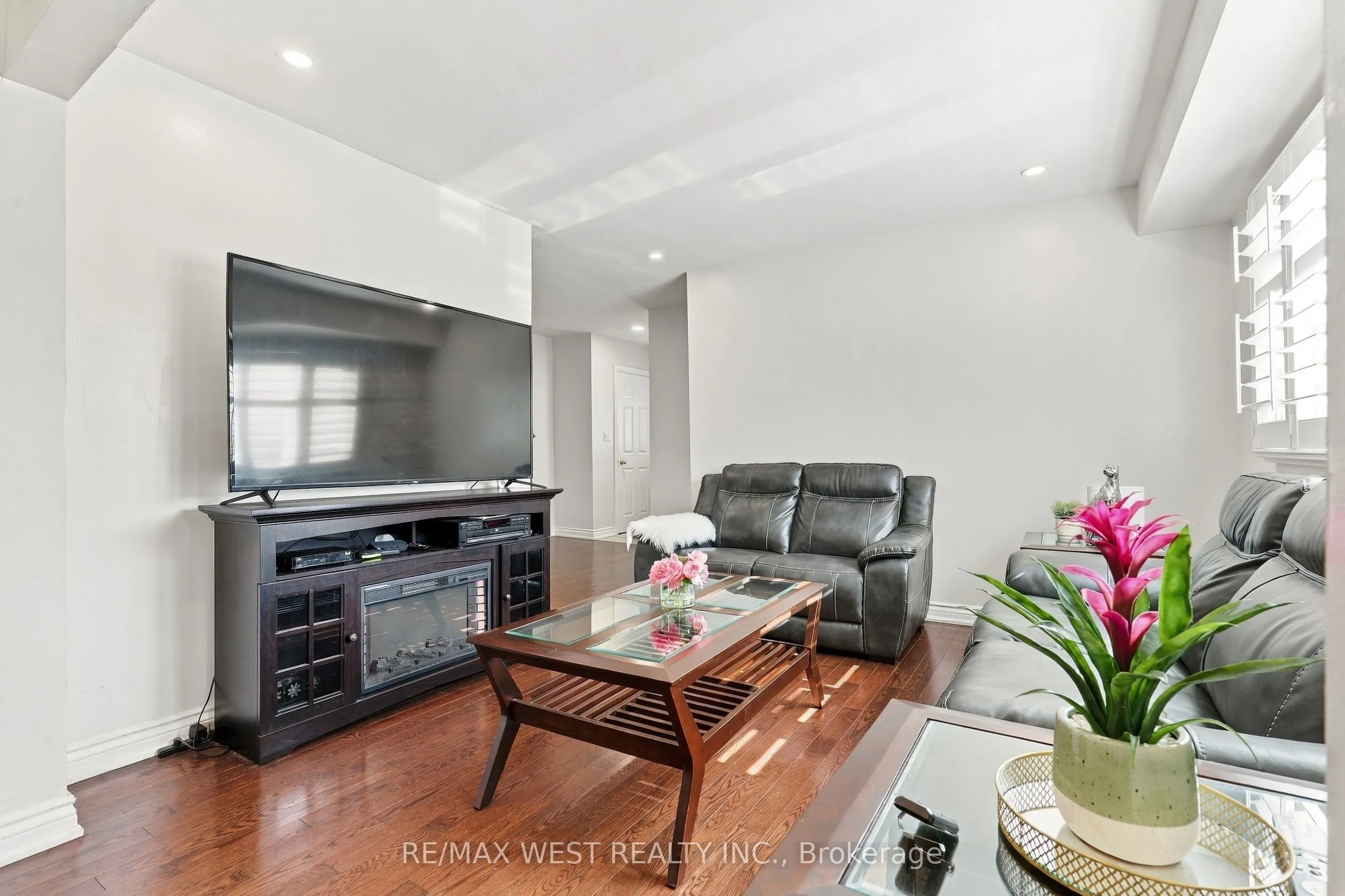 12 Waverly Street S