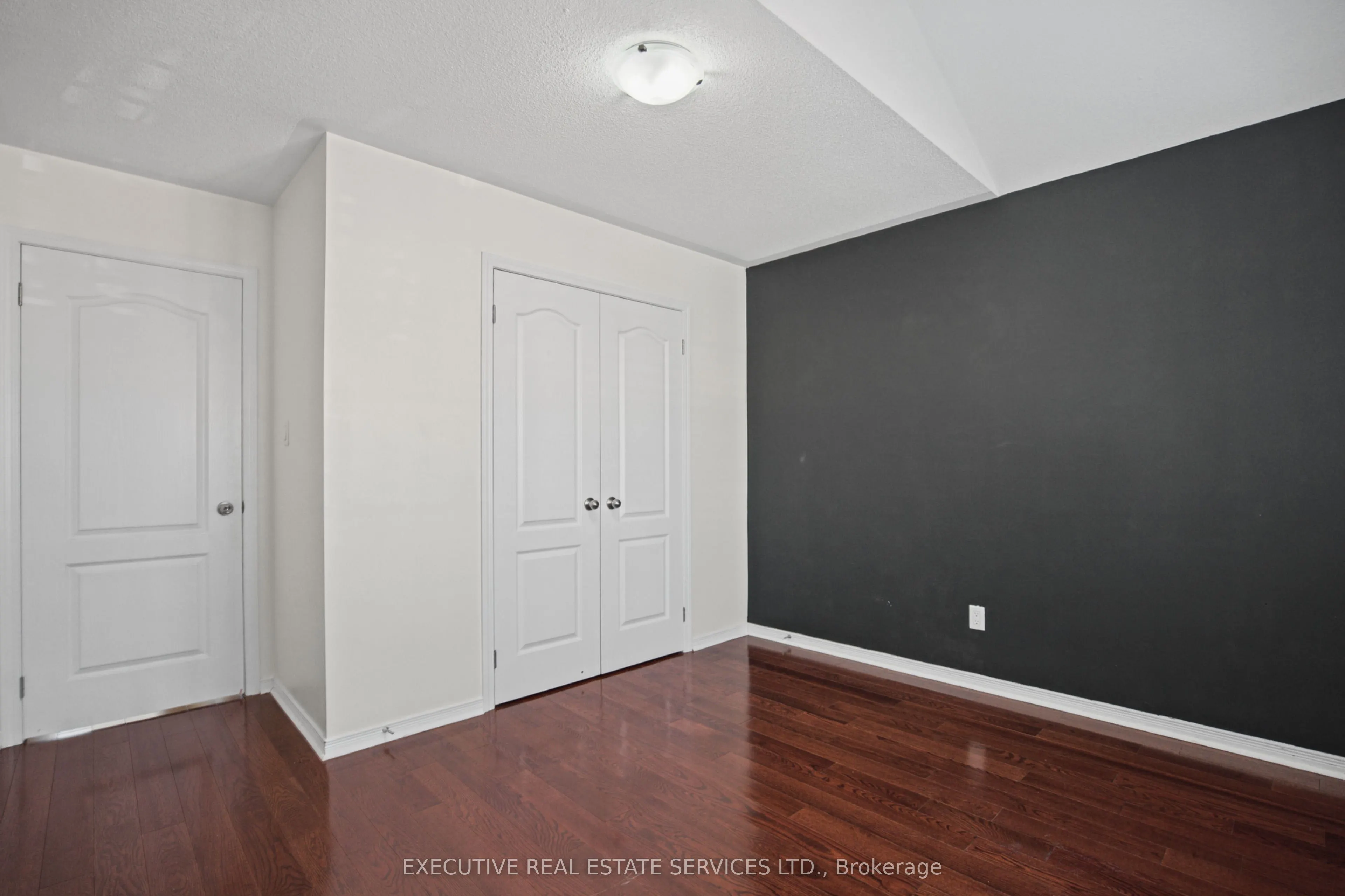 1571 Edgecroft Drive