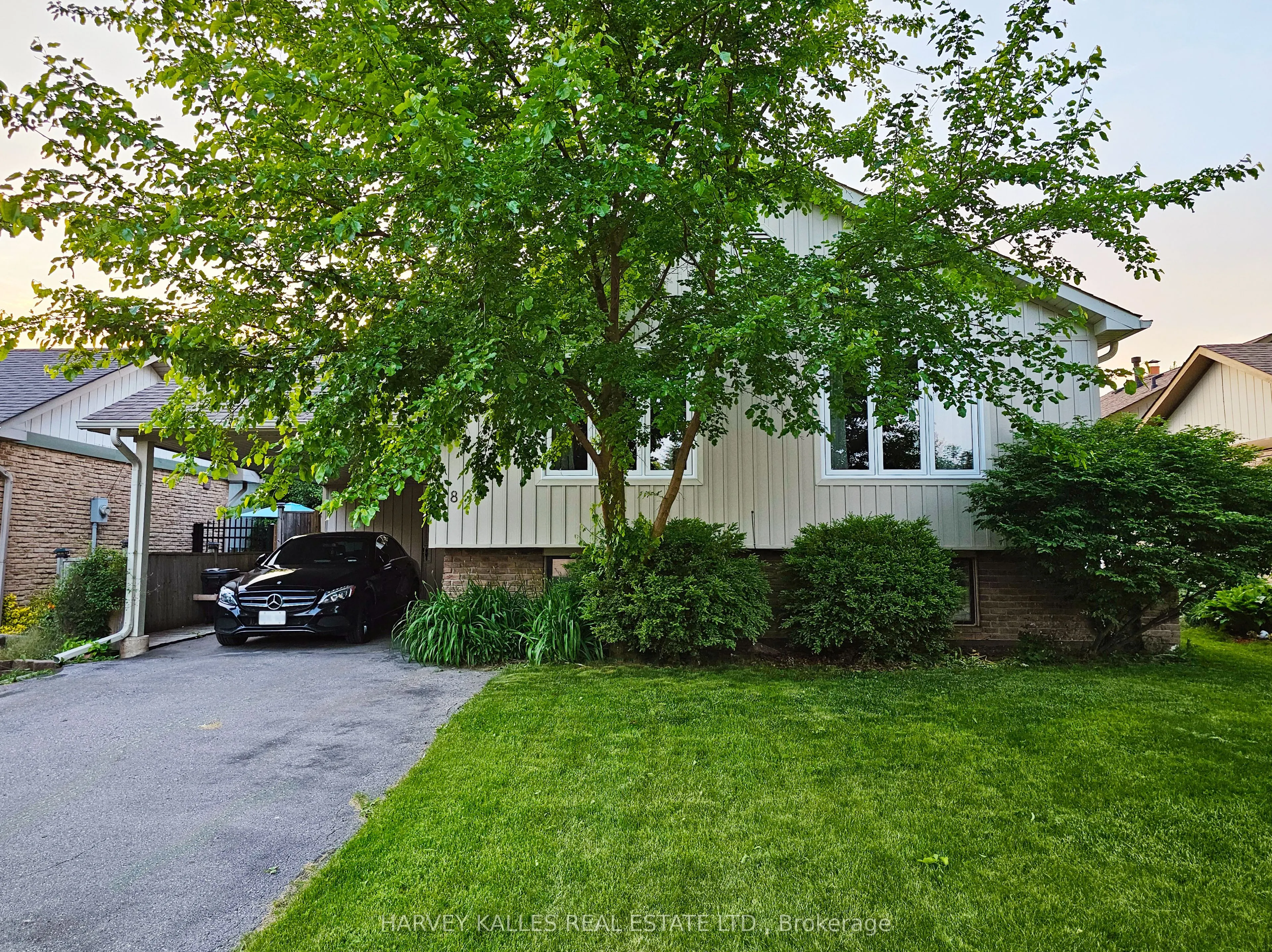 8 Pilkington Crescent