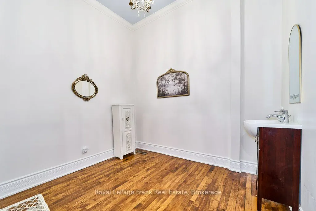 159 Brock Street N
