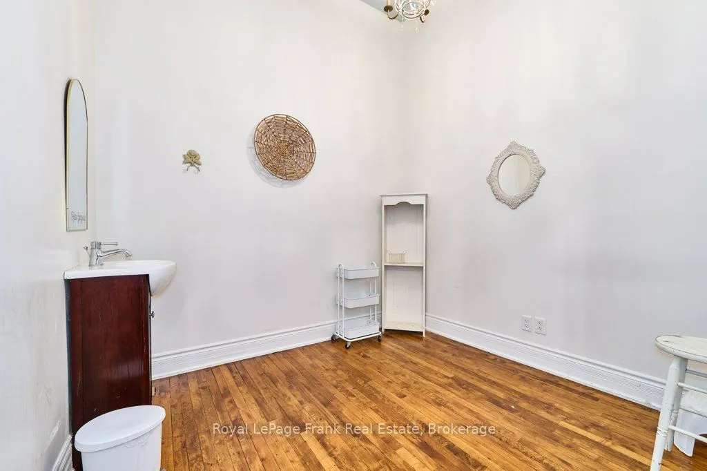 159 Brock Street N
