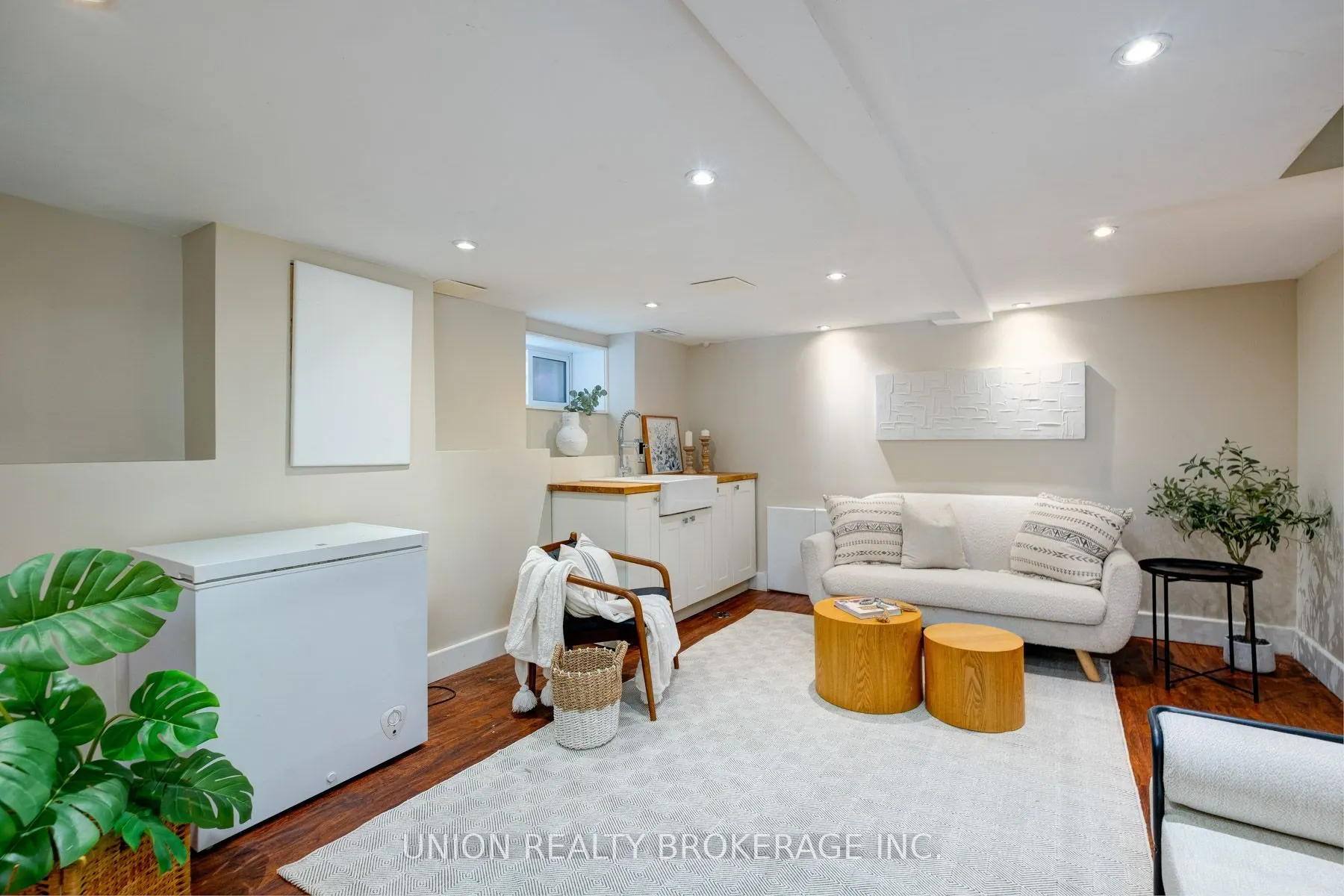 100 Oakvale Avenue