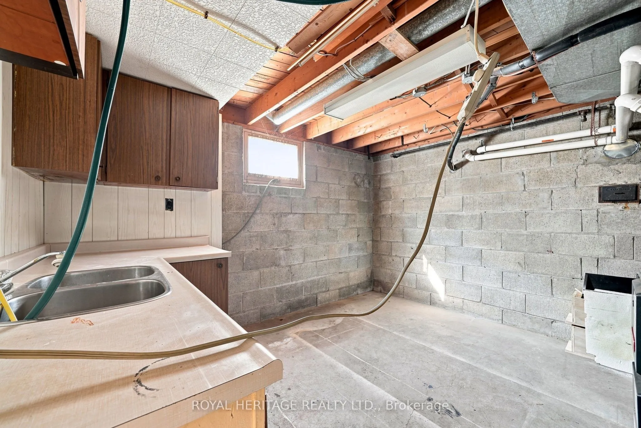 471 Rossland Road E