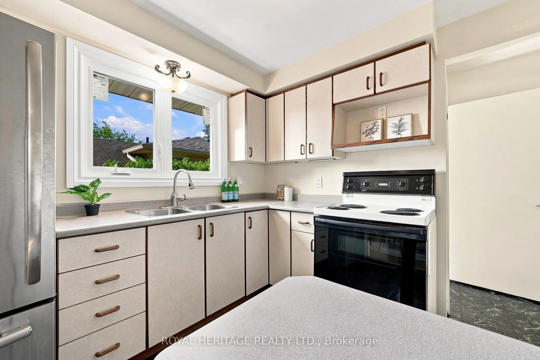 471 Rossland Road E