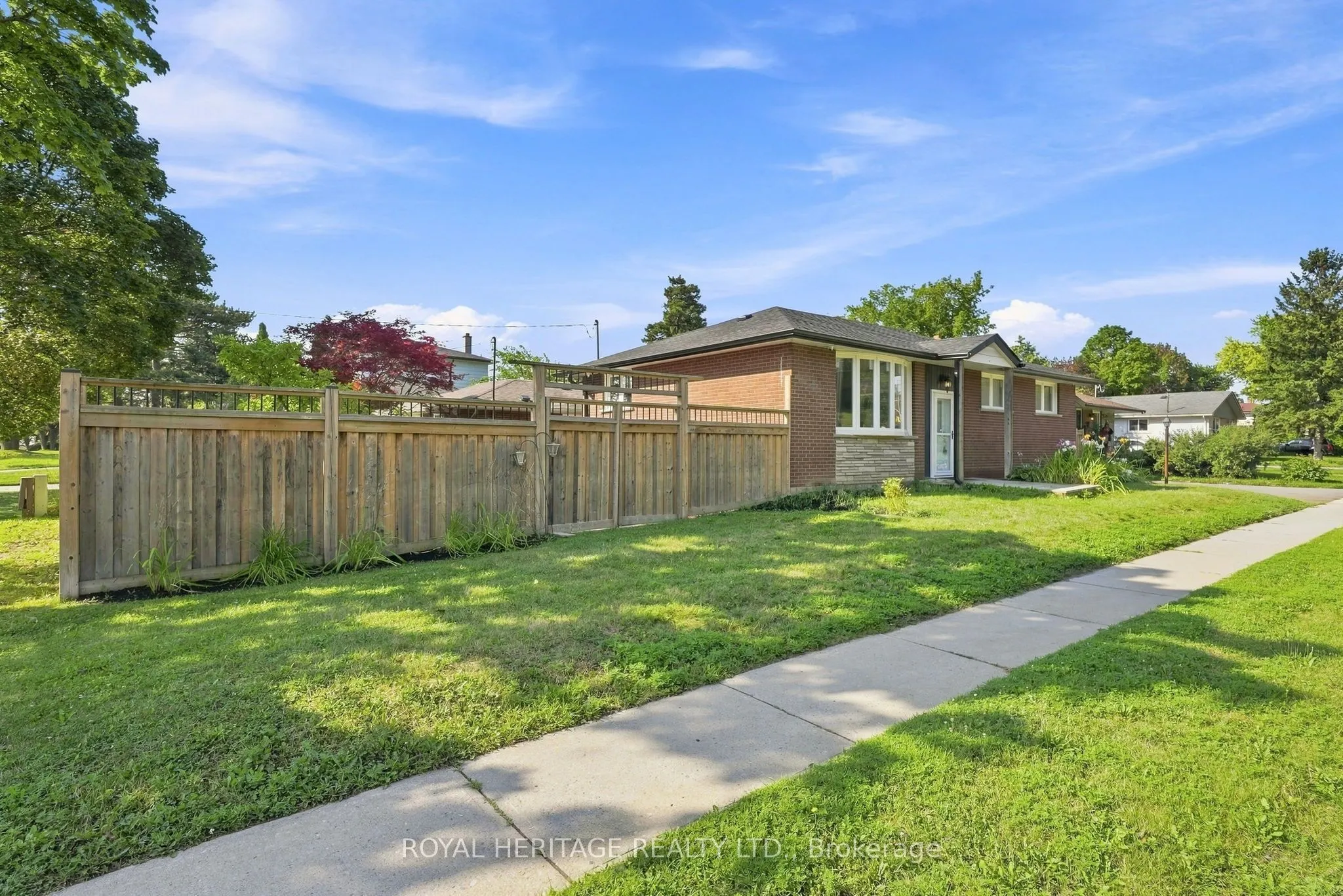 471 Rossland Road E